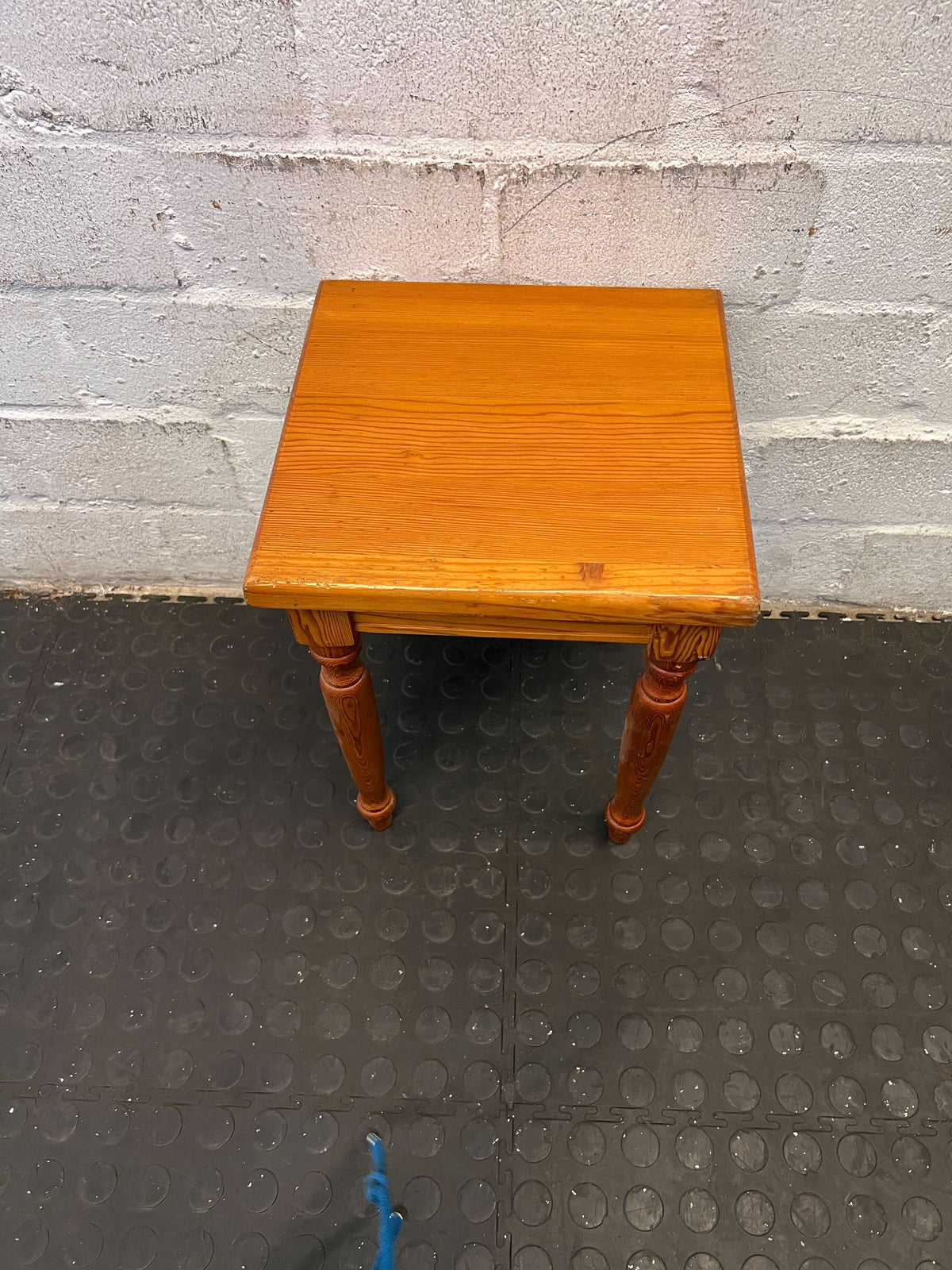 Rustic Oak Side Table with Decorative Legs – Minor Scratch - 2ndhandwarehouse.com