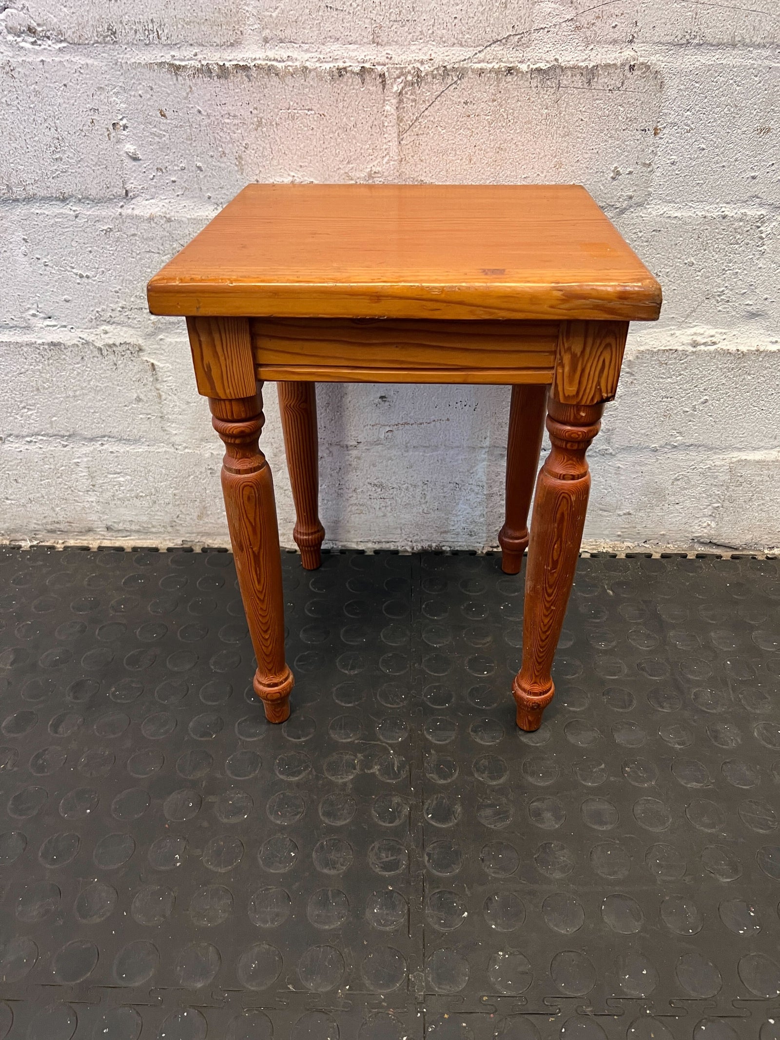 Rustic Oak Side Table with Decorative Legs – Minor Scratch