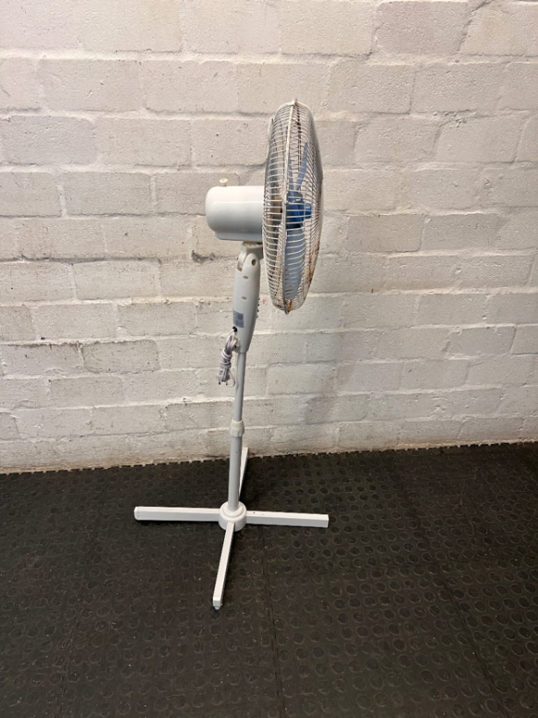 SCE White Pedestal Standing Fan — Working with Heavy Wear and Rust on Guard