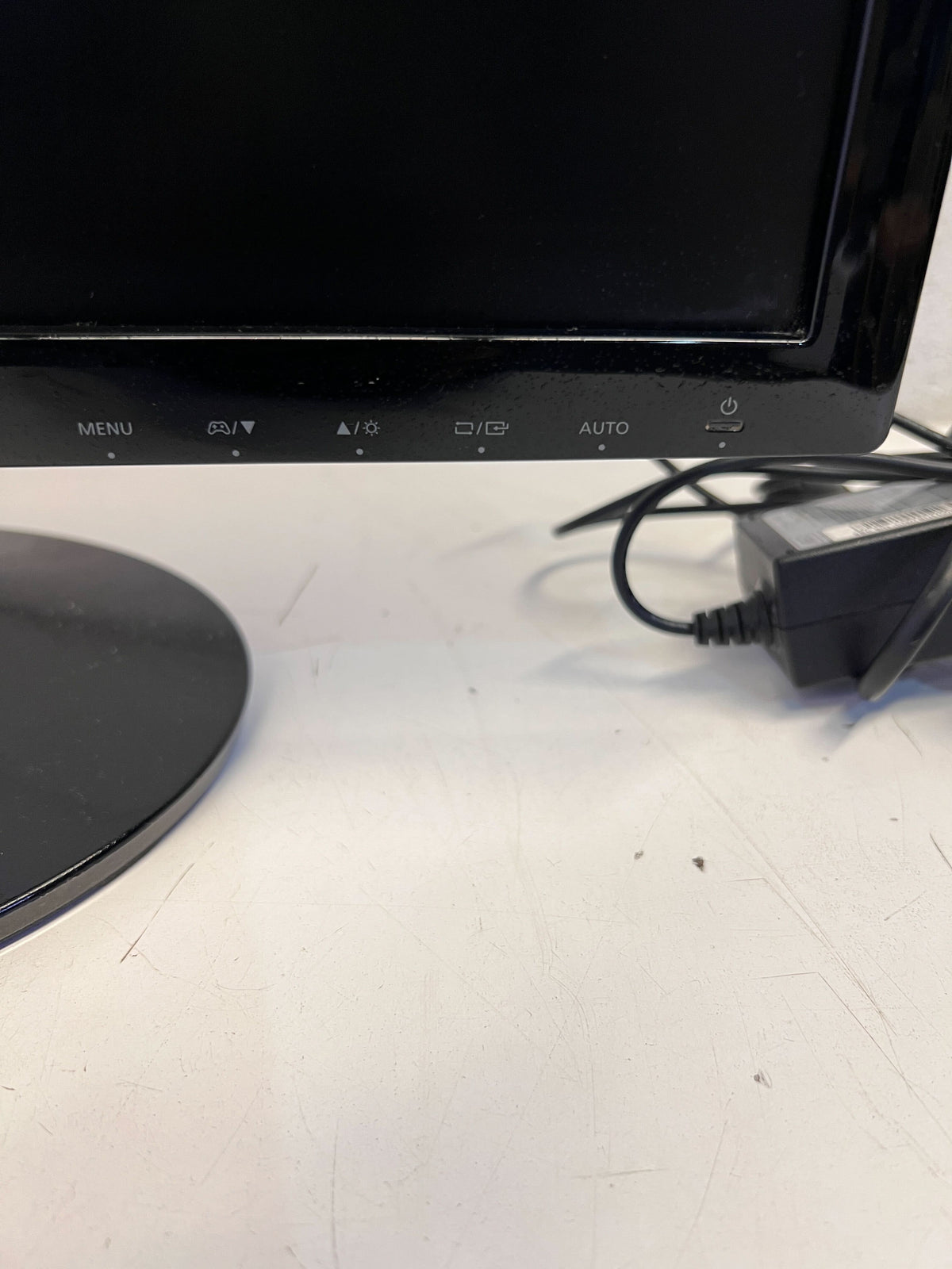 Samsung 19-Inch Black LED Monitor with Minor Scratches - 2ndhandwarehouse.com