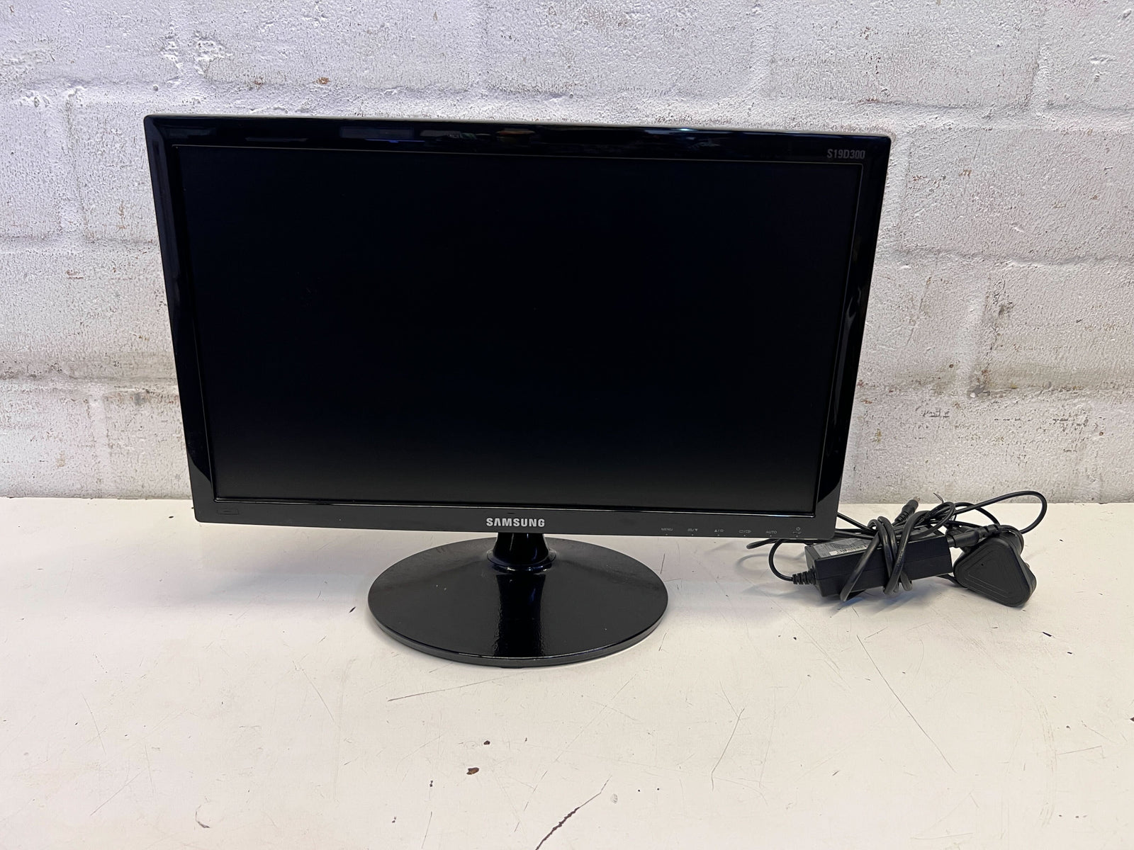 Samsung 19-Inch Black LED Monitor with Minor Scratches - 2ndhandwarehouse.com