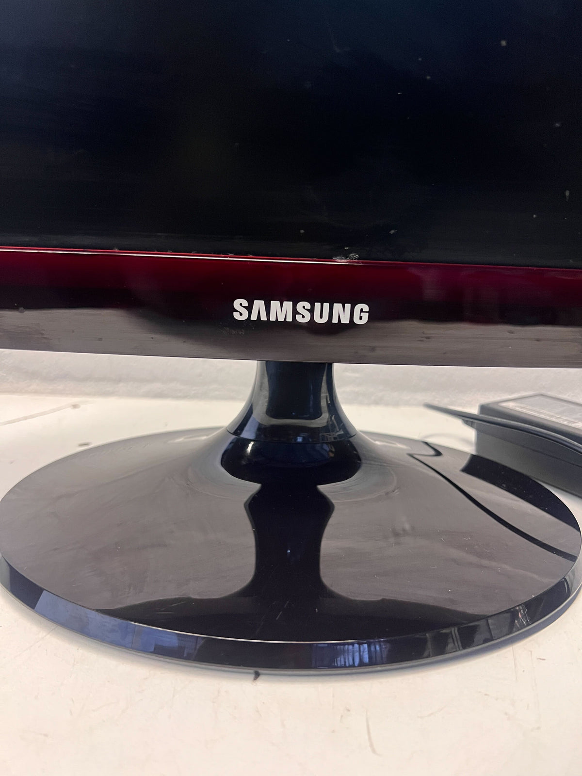 Samsung 21.5" LED Monitor - Glossy Black with Minor Scratches