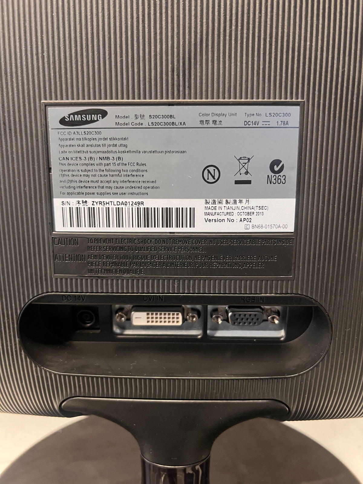 Samsung 21.5" LED Monitor - Glossy Black with Minor Scratches