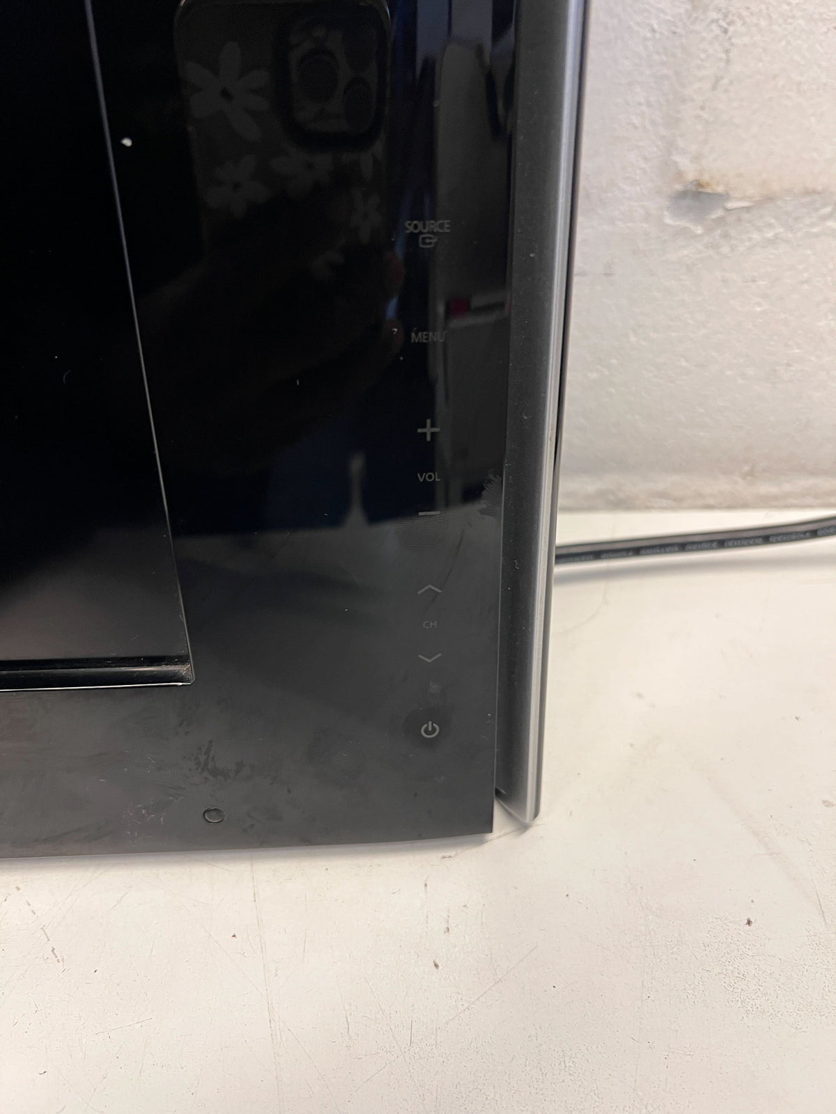 Samsung 32" Black LED TV with Remote – TV Has Lines on the Screen wall mounted no stand