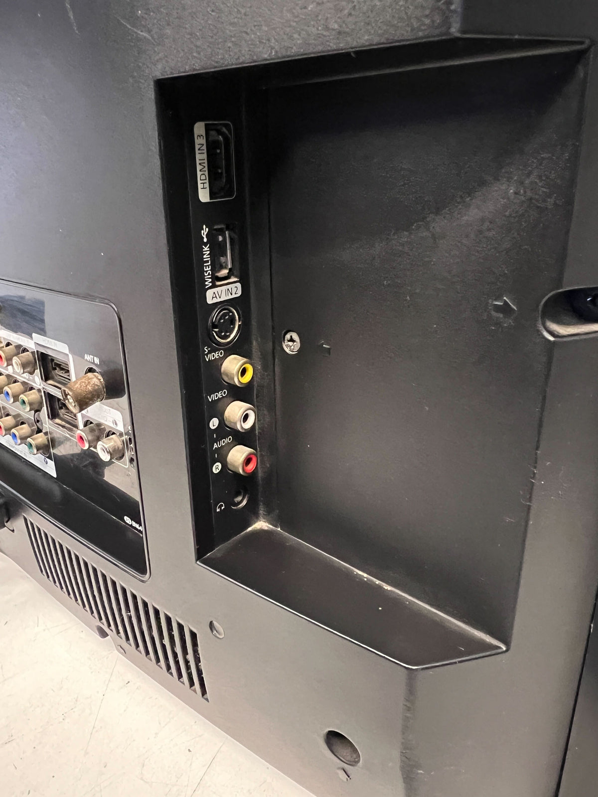 Samsung 32" Black LED TV with Remote – TV Has Lines on the Screen wall mounted no stand