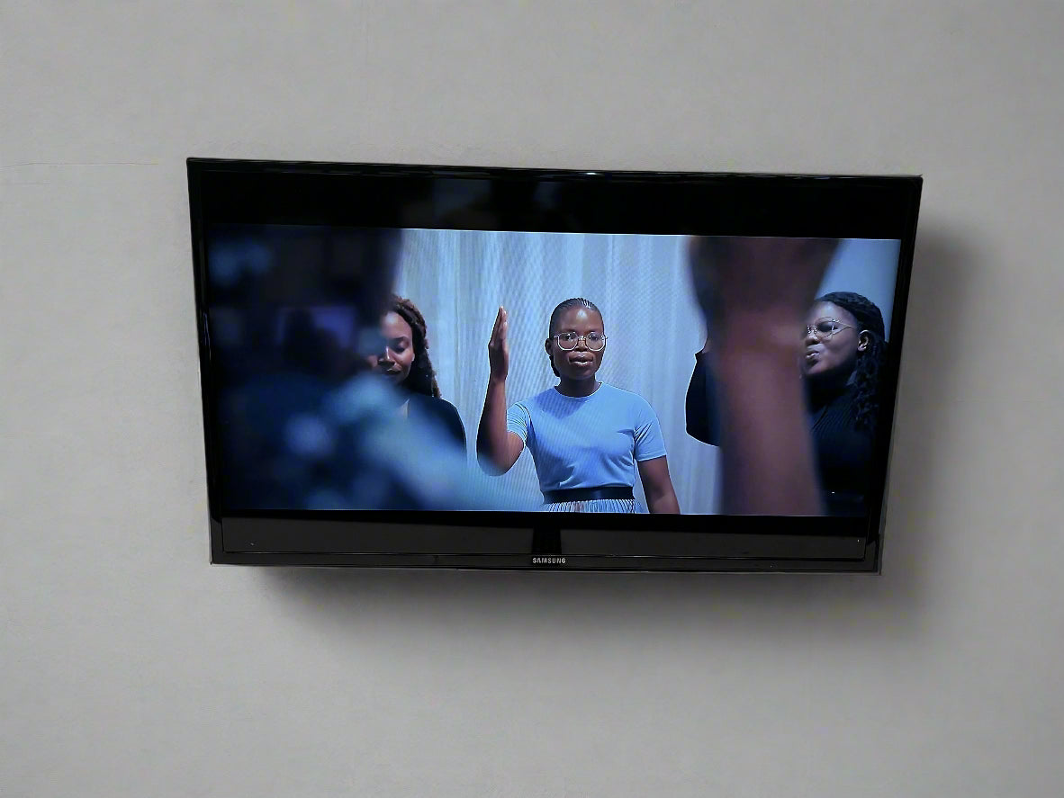 Samsung 40" LED TV with Remote – Minor Scratches