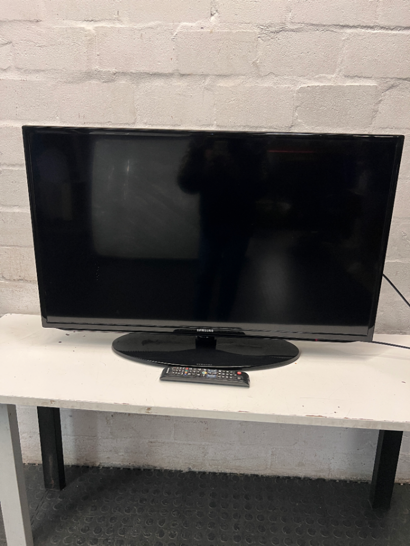 Samsung 40-inch LED TV with Stand and Remote — Good Working Order