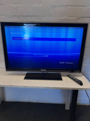 Samsung  Flat Screen TV with Remote - HAS LINES