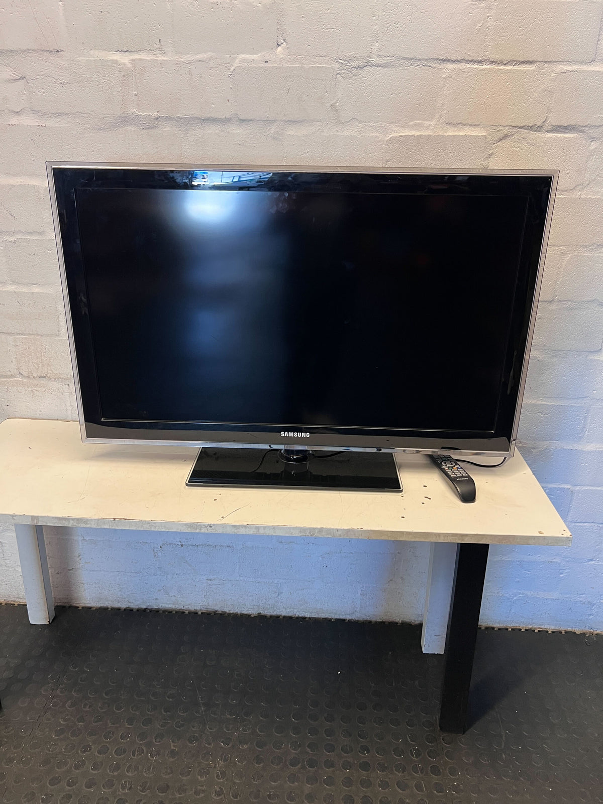 Samsung  Flat Screen TV with Remote - HAS LINES
