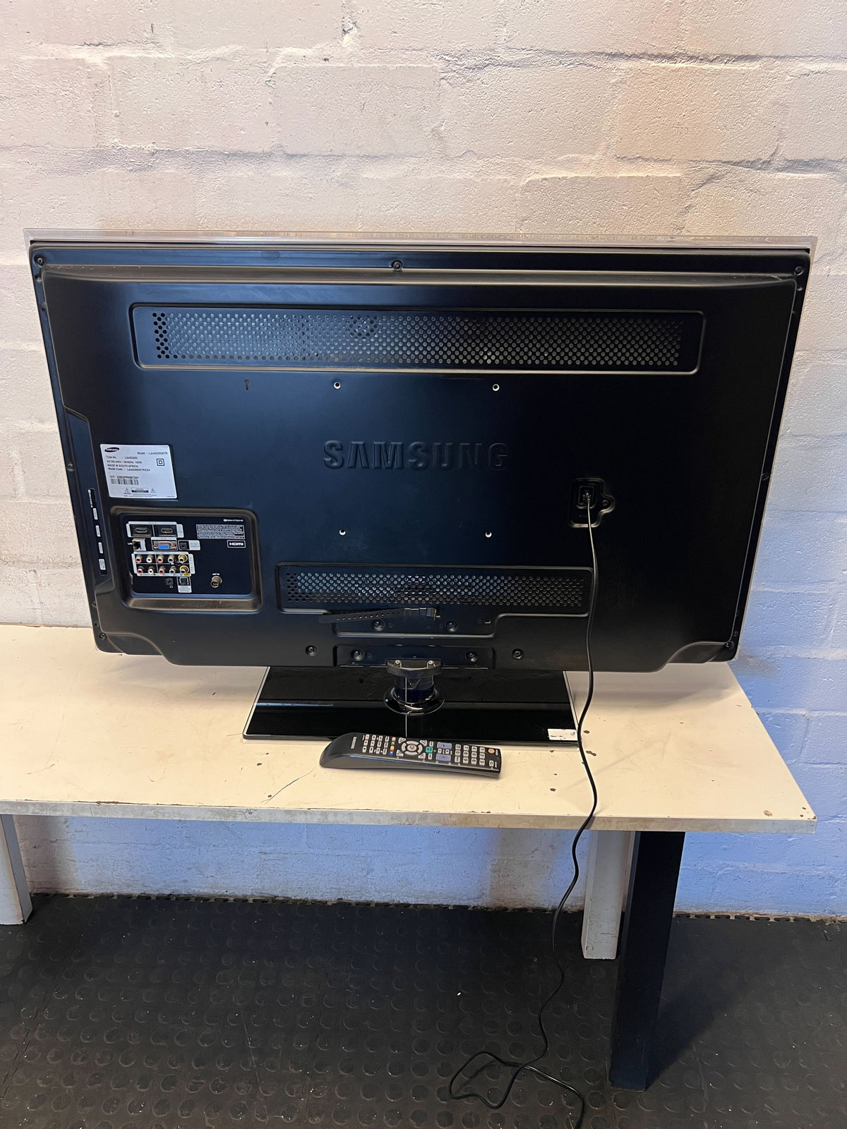 Samsung  Flat Screen TV with Remote - HAS LINES