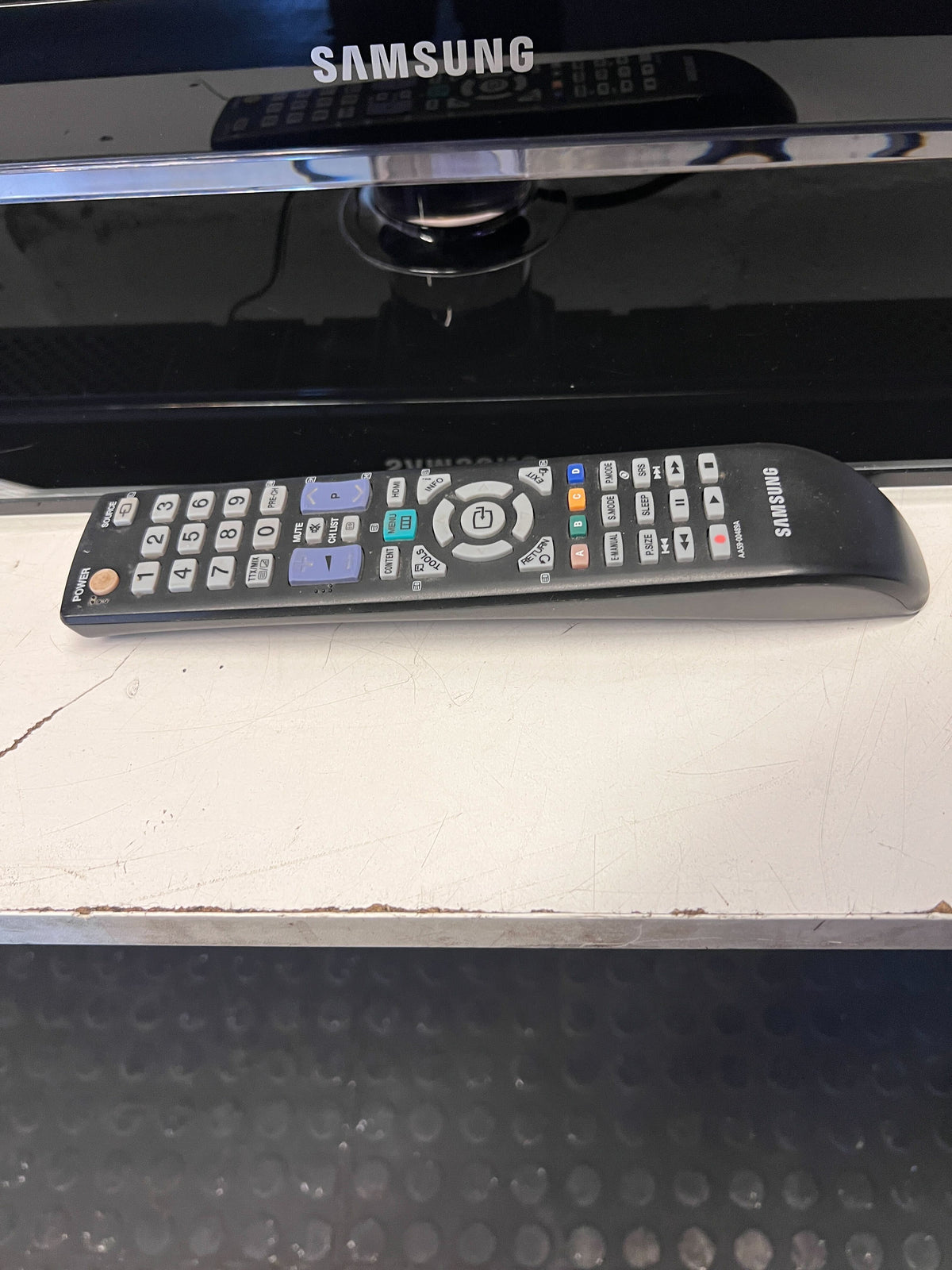 Samsung  Flat Screen TV with Remote - HAS LINES