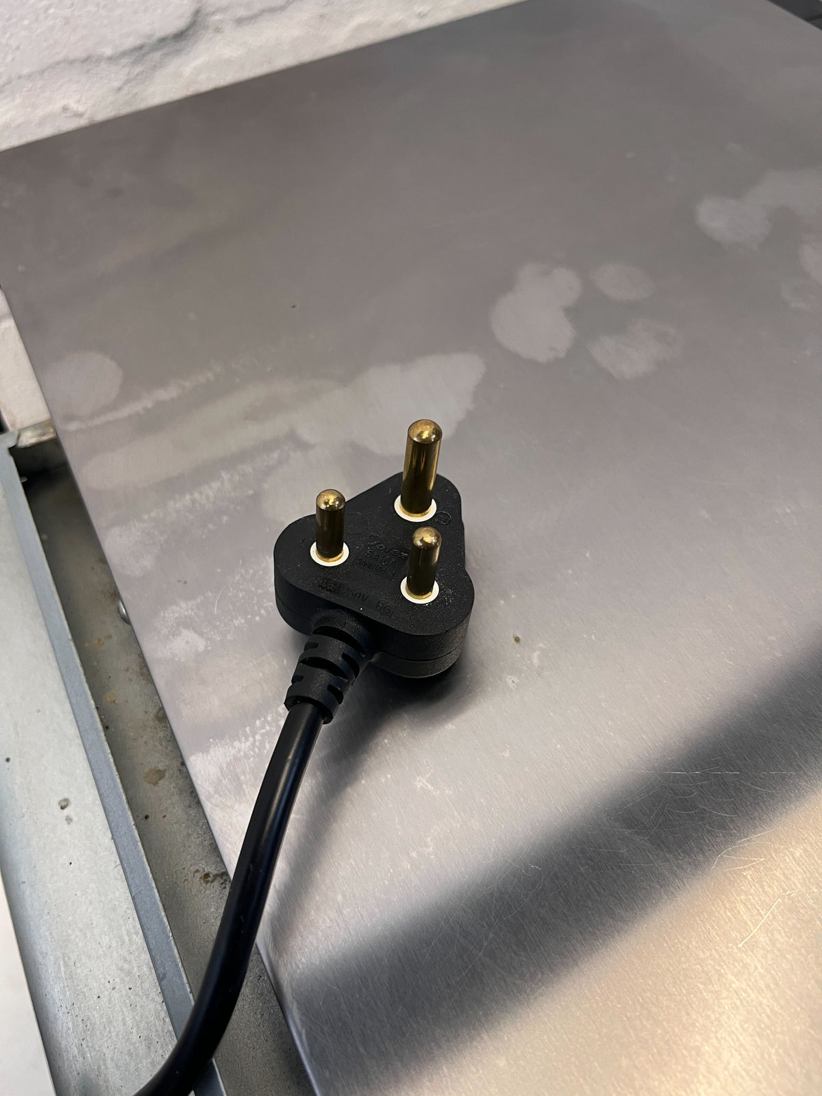 Sharp Stainless Steel Microwave Oven - Modern Kitchen Essential - 2ndhandwarehouse.com