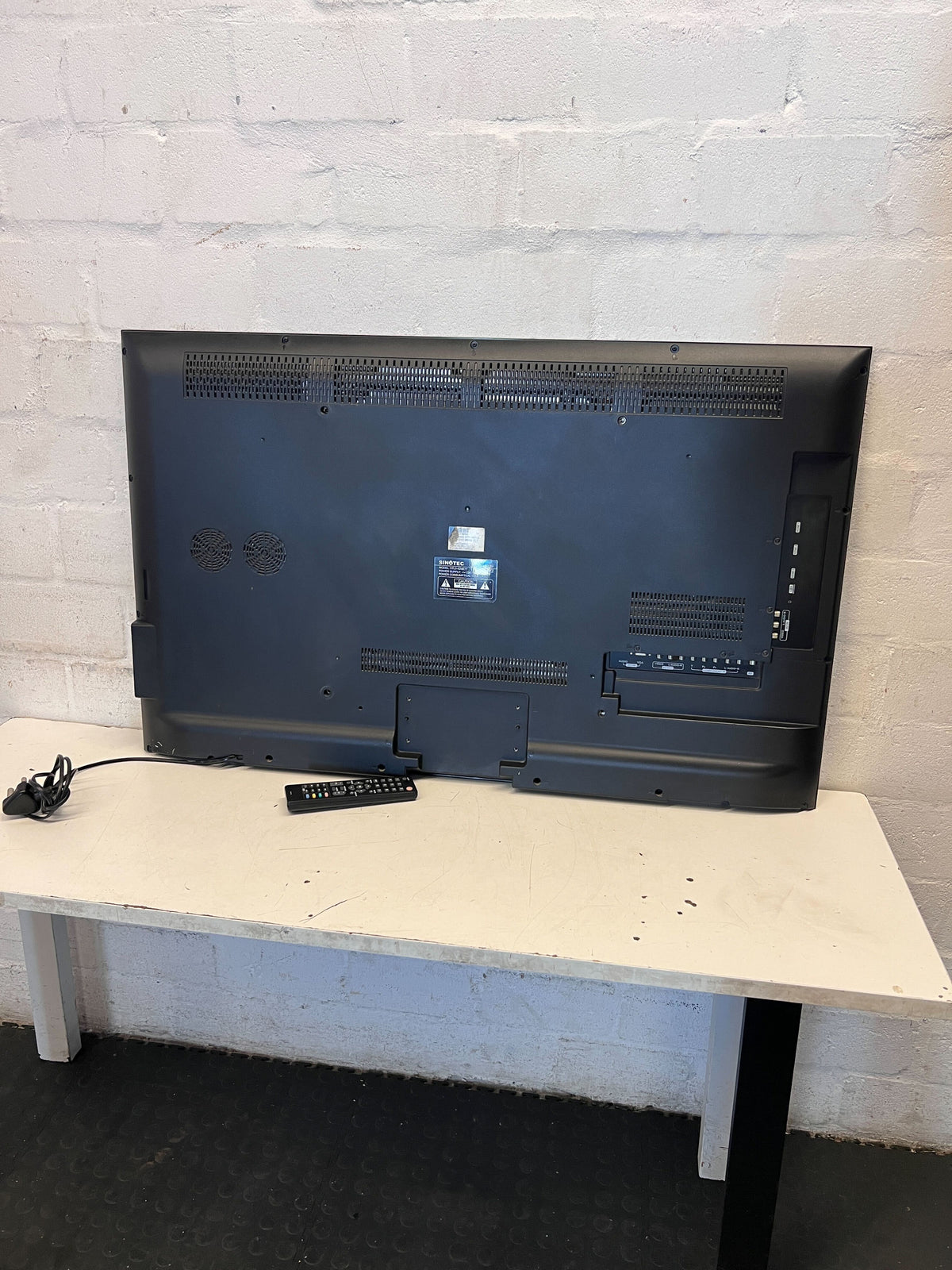 Sinotec Flat Screen TV with Remote - Has no legs - 2ndhandwarehouse.com