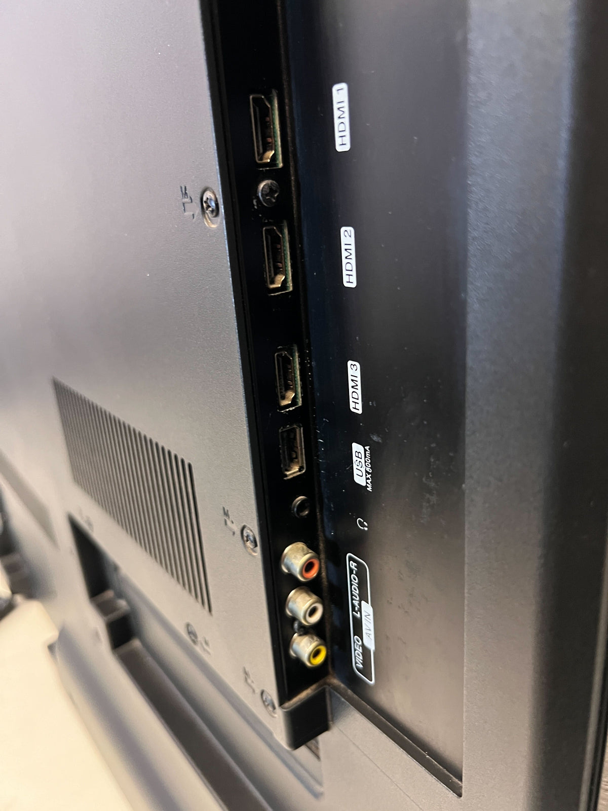 Sinotec Flat Screen TV with Remote - Has no legs - 2ndhandwarehouse.com