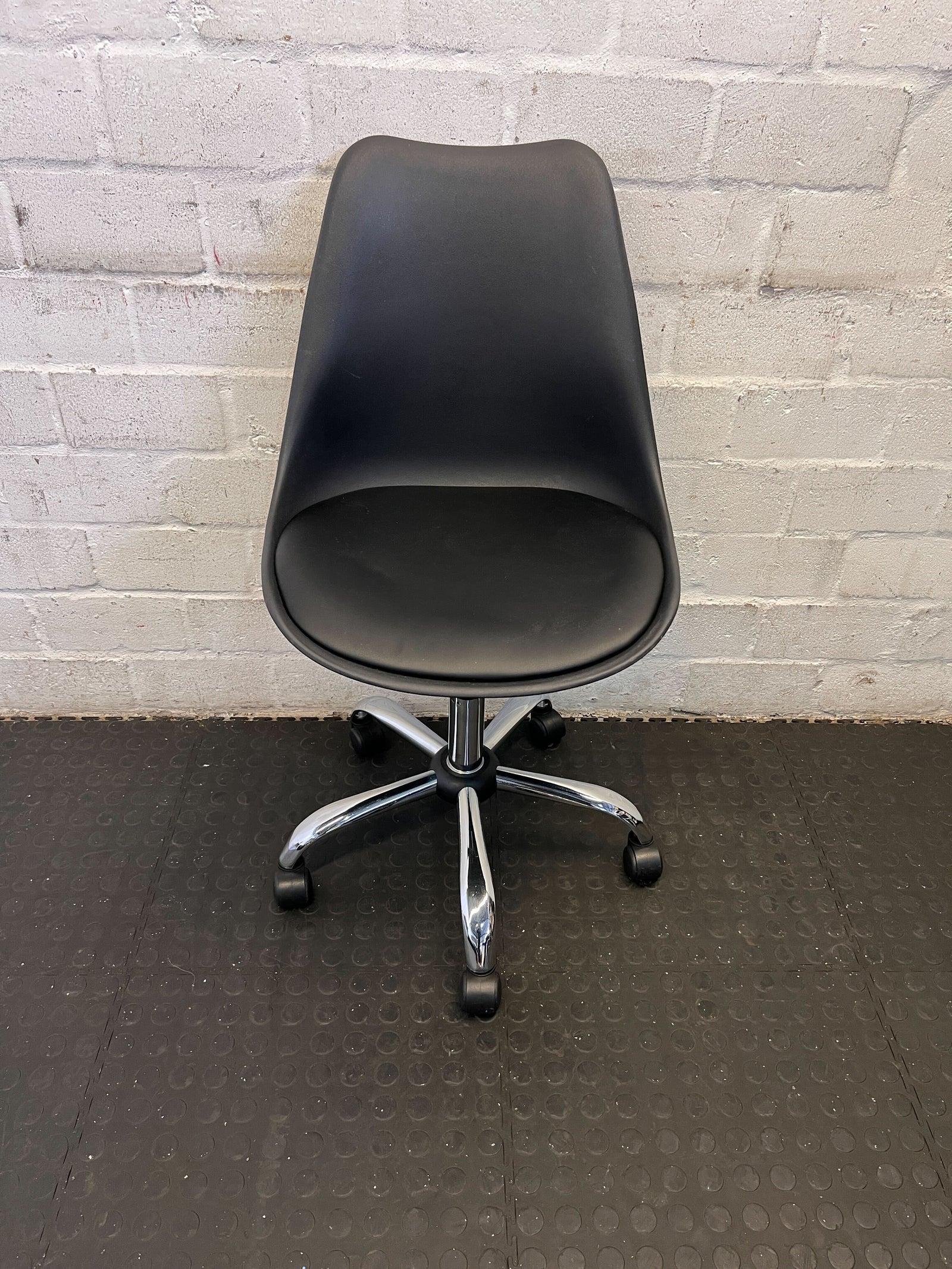 Sleek Black Ergonomic Office Chair with Chrome Base – Minor Wear