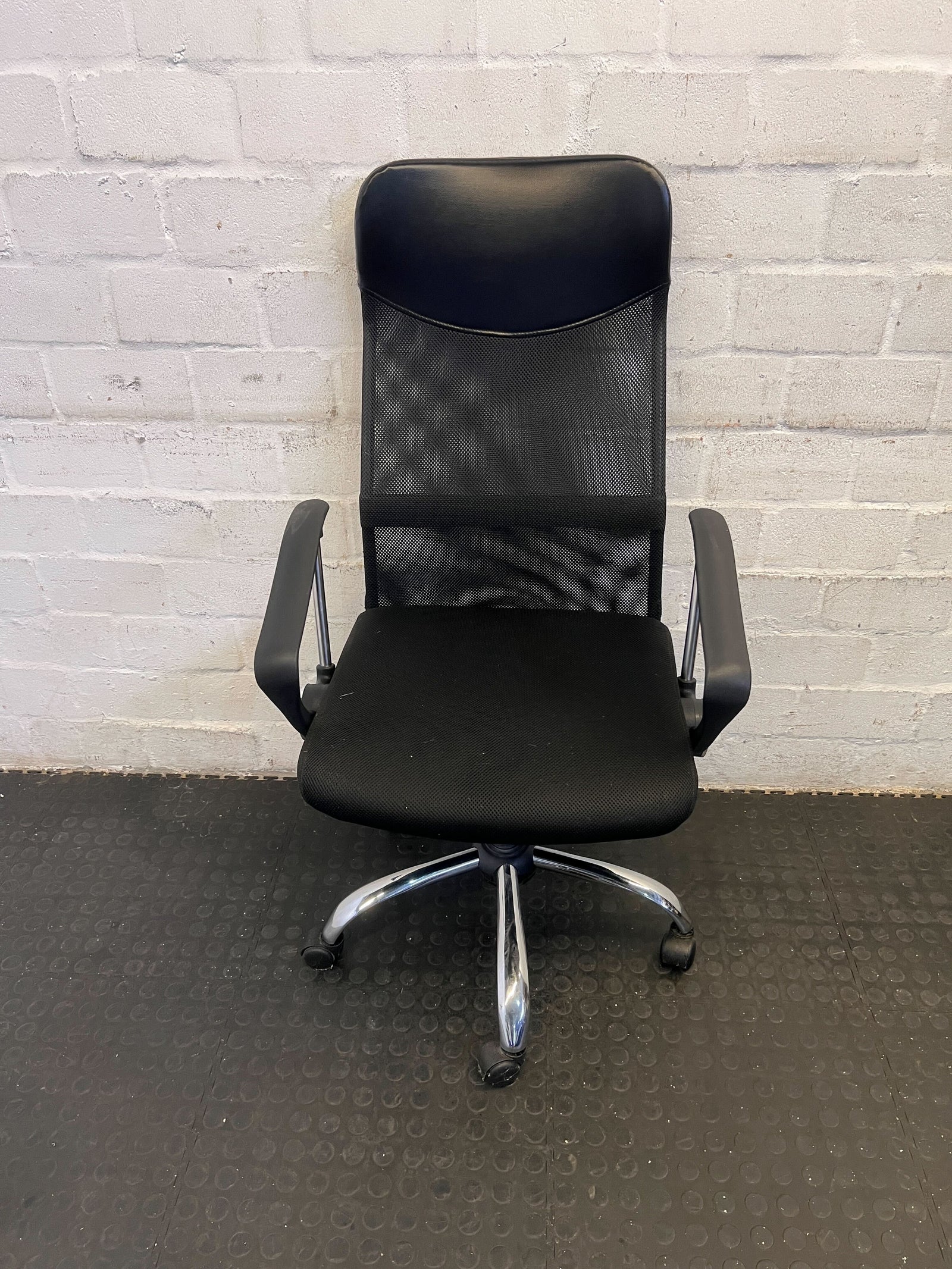Sleek Black Mesh Office Chair with Chrome Base – Minor Wear