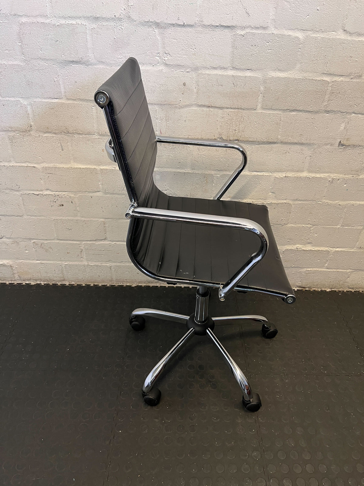Sleek Black Office Chair with Chrome Accents – Minor Wear