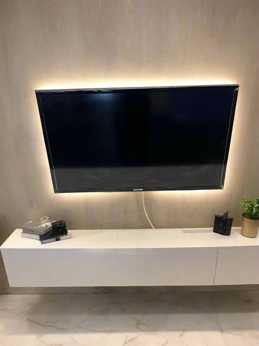 Samsung 32-Inch LED TV - Does Not Have A Stand and a Remote