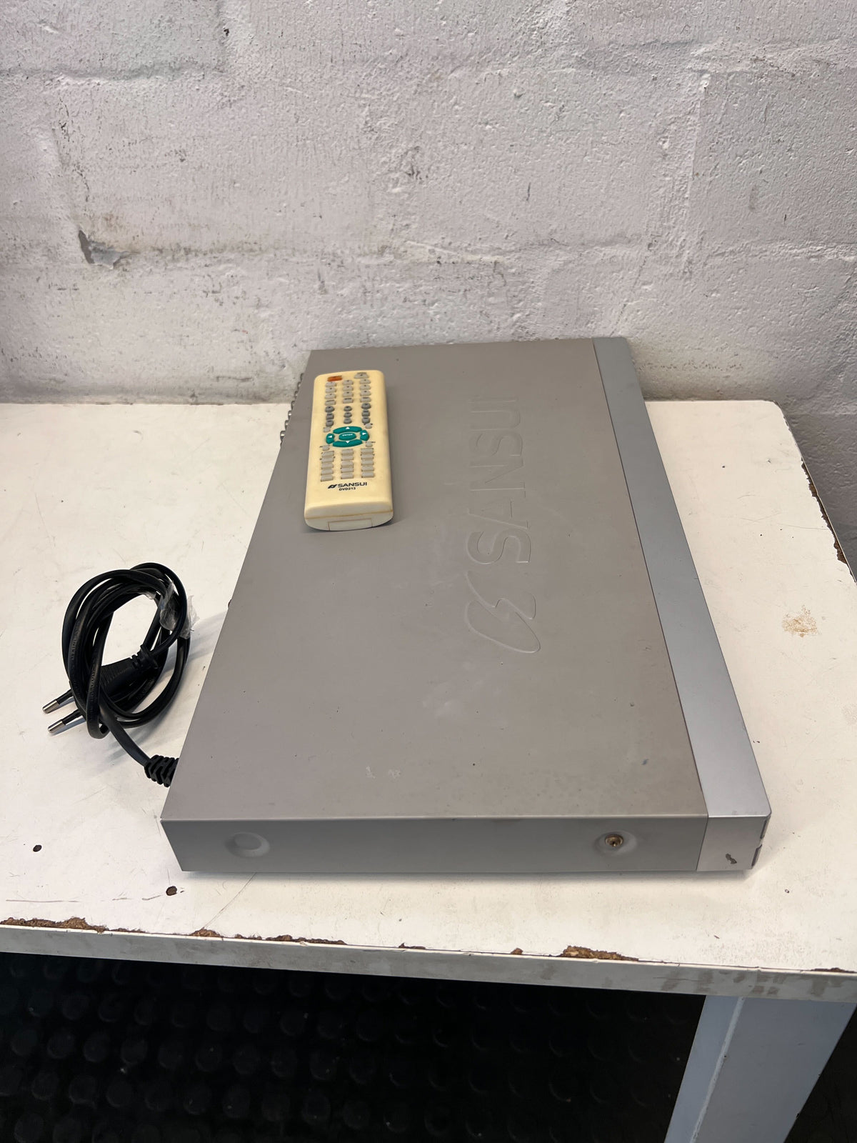 Sleek Silver DVD Player with Remote – Minor Scratches