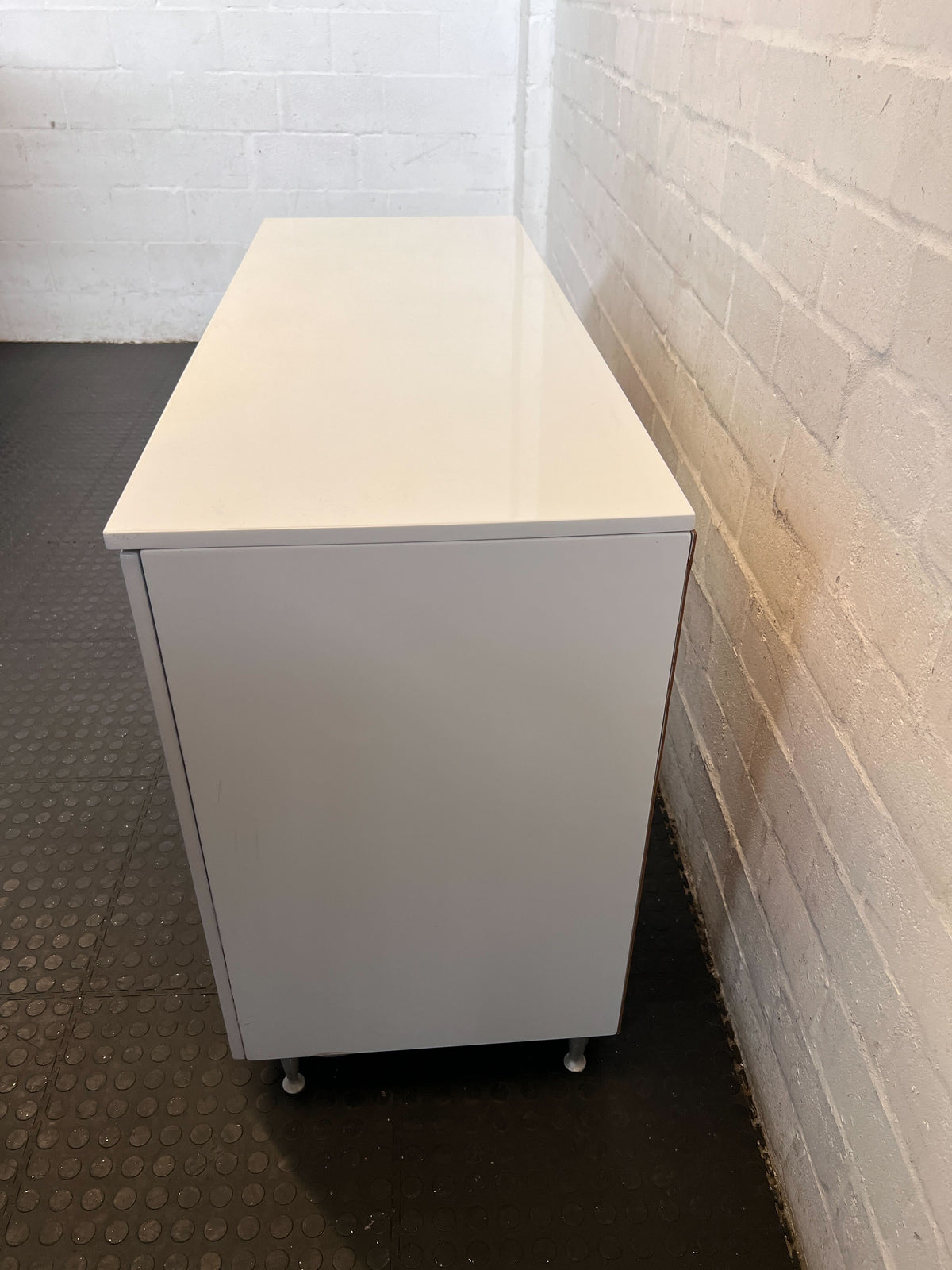 Sleek White Desk with Storage - Ideal for Office or Study ✨