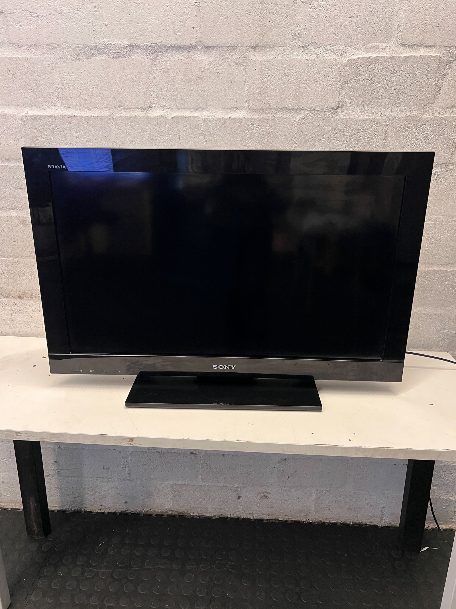 Sony Bravia 32” Black LCD TV (But does not have a remote) - Minor Scratches