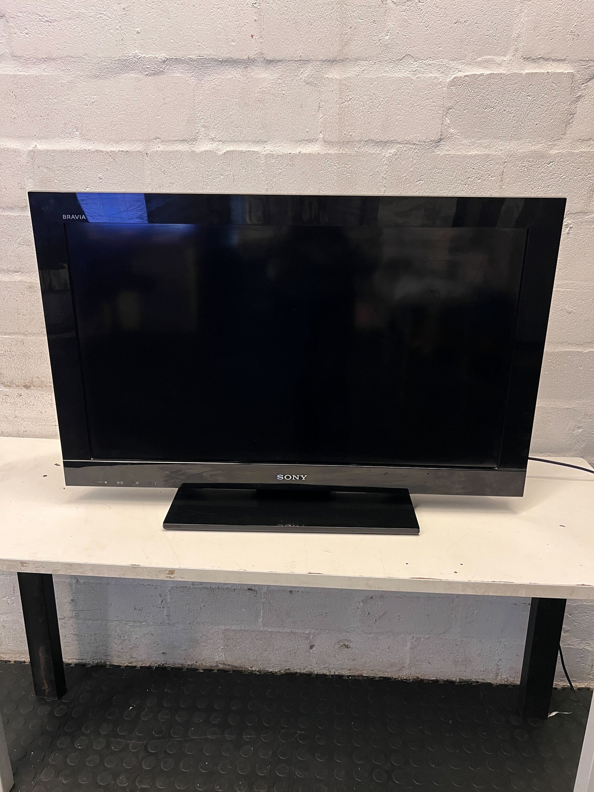 Sony Bravia 32” Black LCD TV (But does not have a remote) - Minor Scratches
