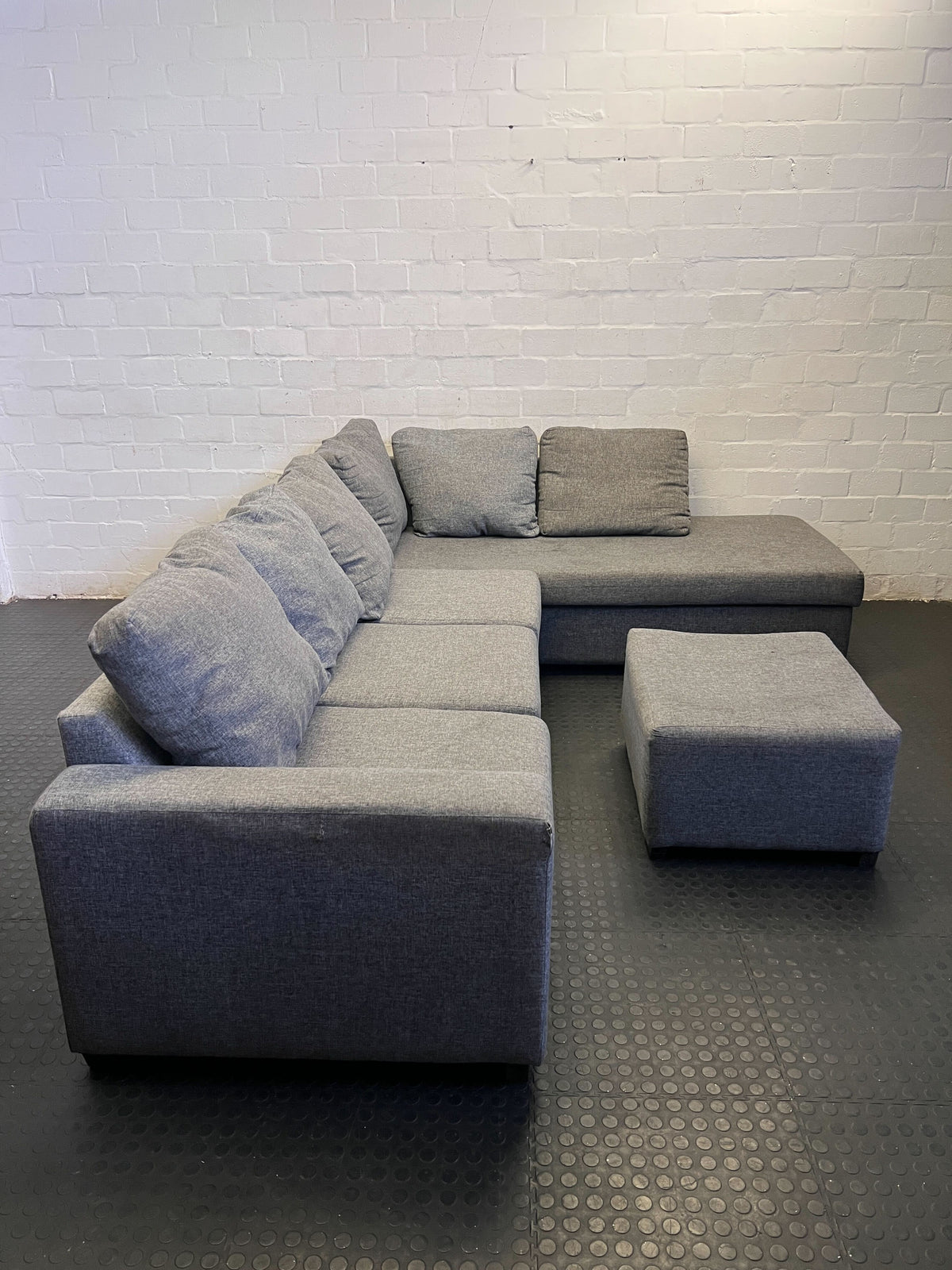Spacious Grey Sectional Sofa with Ottoman
