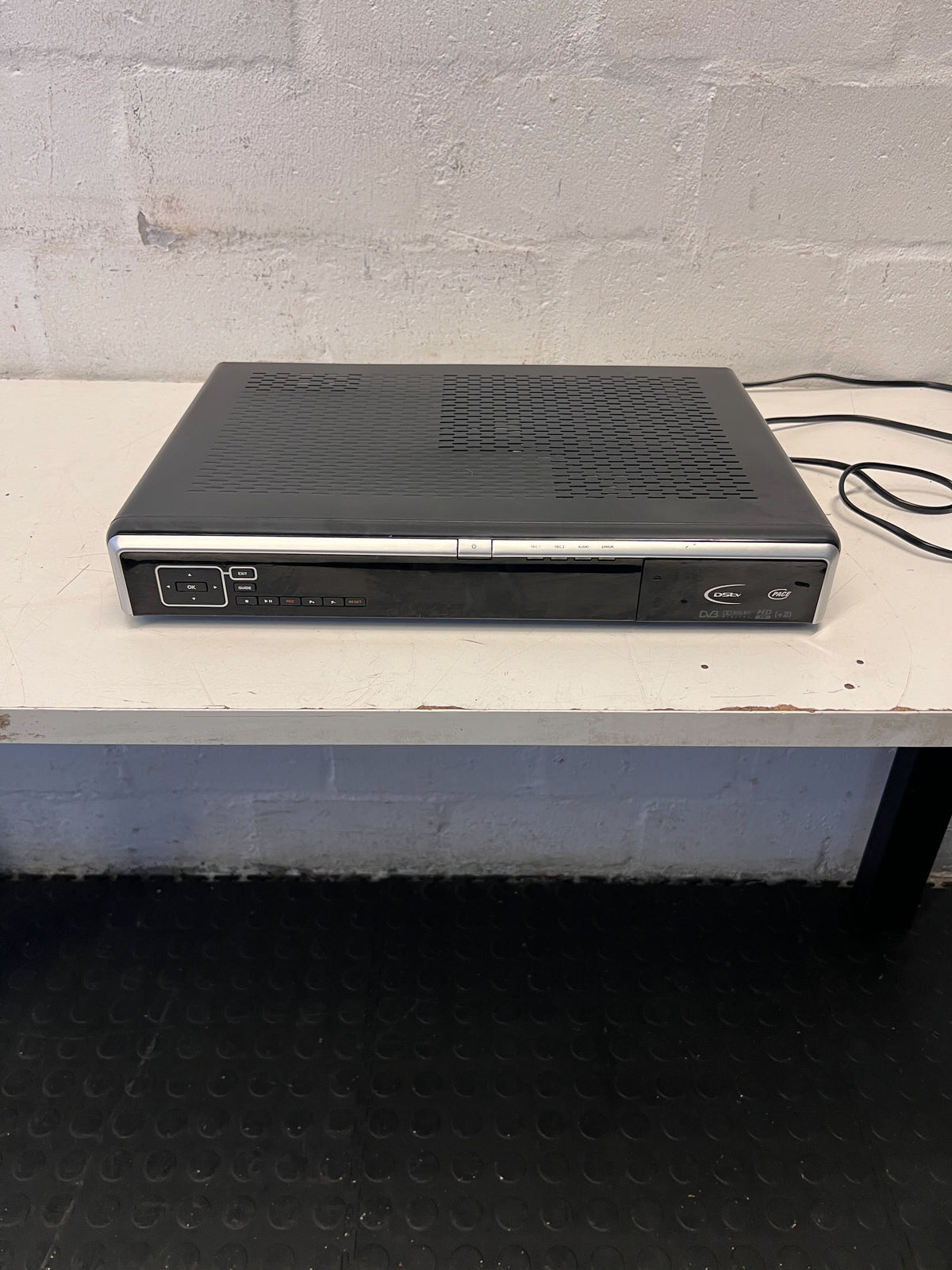 Stylish Black DVD Player with Remote Control – Minor Scratches