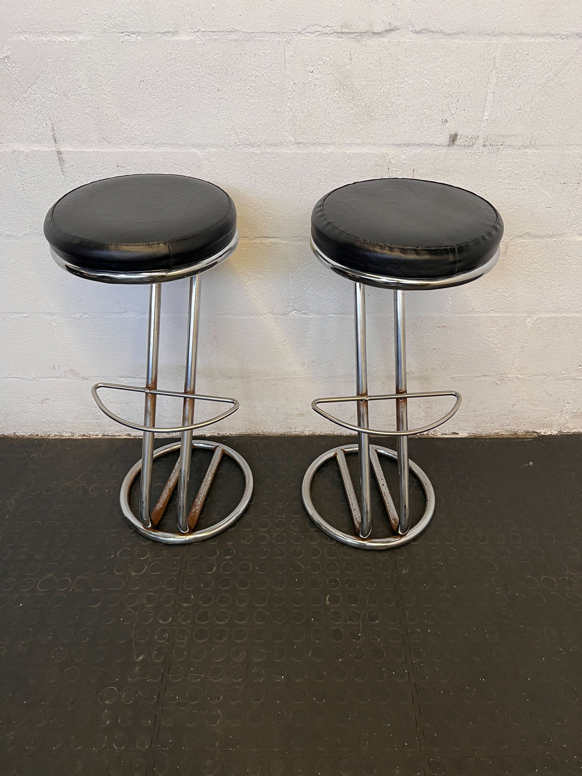 Stylish Black Leather Bar Stool with Chrome Base, Minor Wear - 2ndhandwarehouse.com