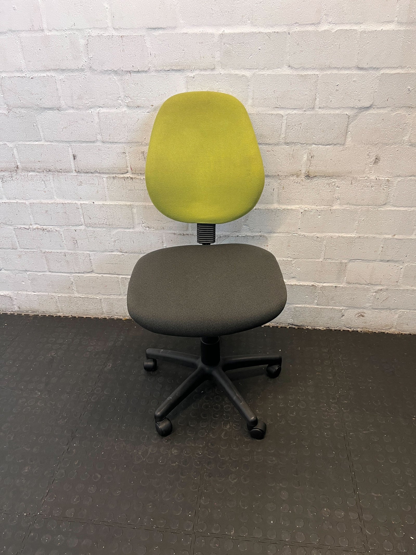 🌿 Stylish Green and Black Office Chair with Adjustable Height
