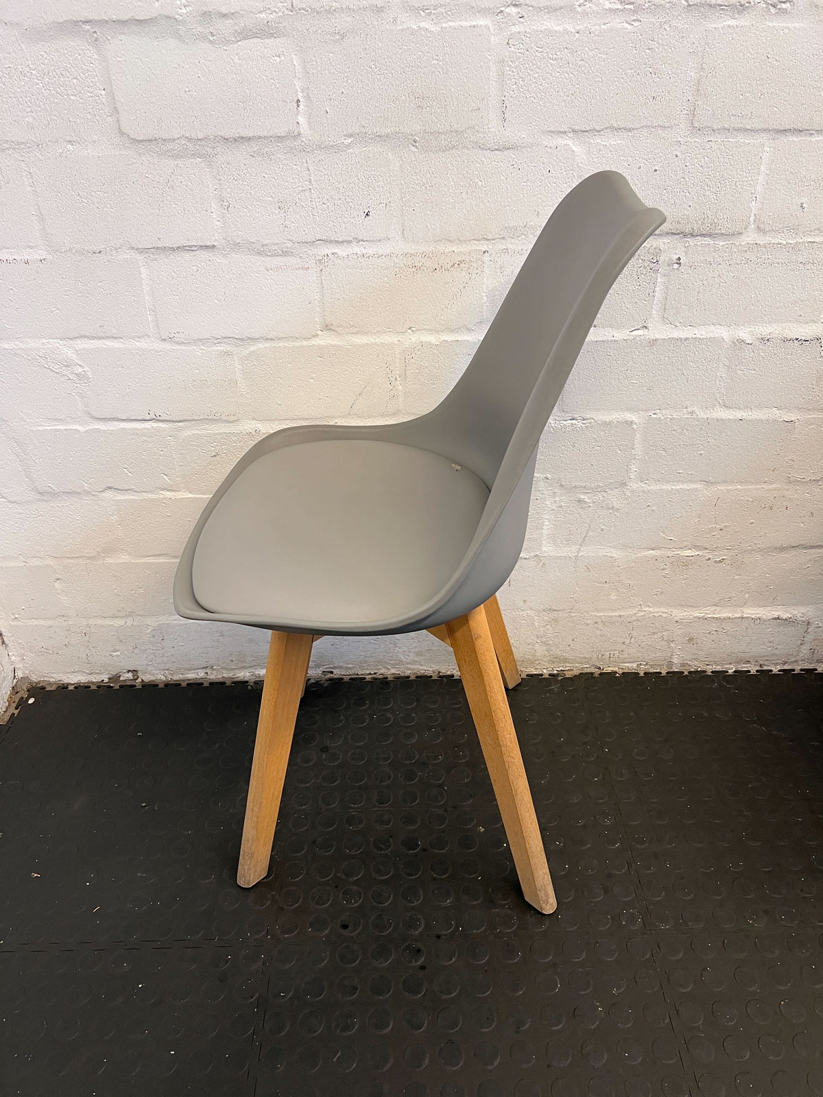 Stylish Grey Plastic Chair with Wooden Legs, Minor Wear - 2ndhandwarehouse.com