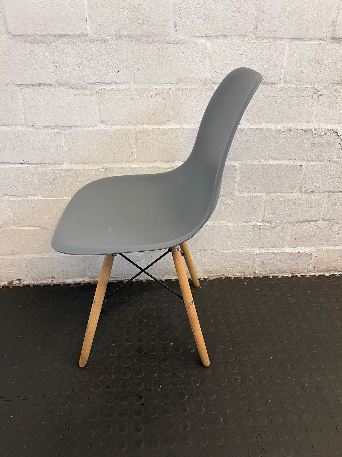 Stylish Grey Plastic Dining Chair with Wooden Legs – Minor Wear - 2ndhandwarehouse.com