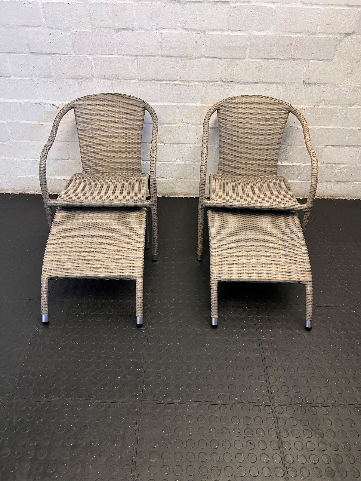 Stylish Grey Wicker Patio Chair with Ottoman – Comfortable & Modern