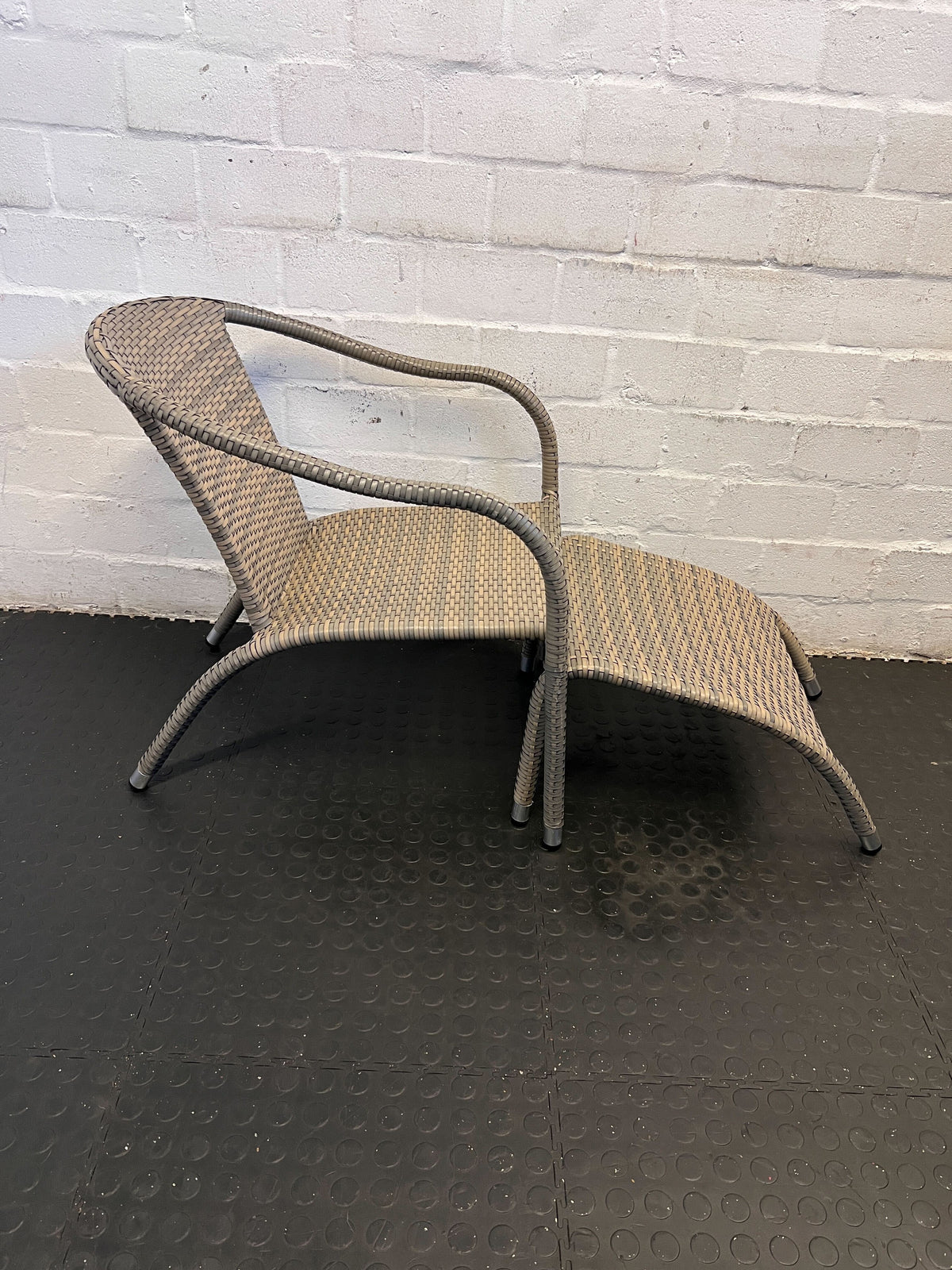 Stylish Grey Wicker Patio Chair with Ottoman – Comfortable & Modern