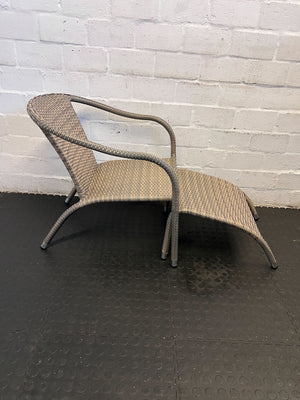 Stylish Grey Wicker Patio Chair with Ottoman – Comfortable & Modern