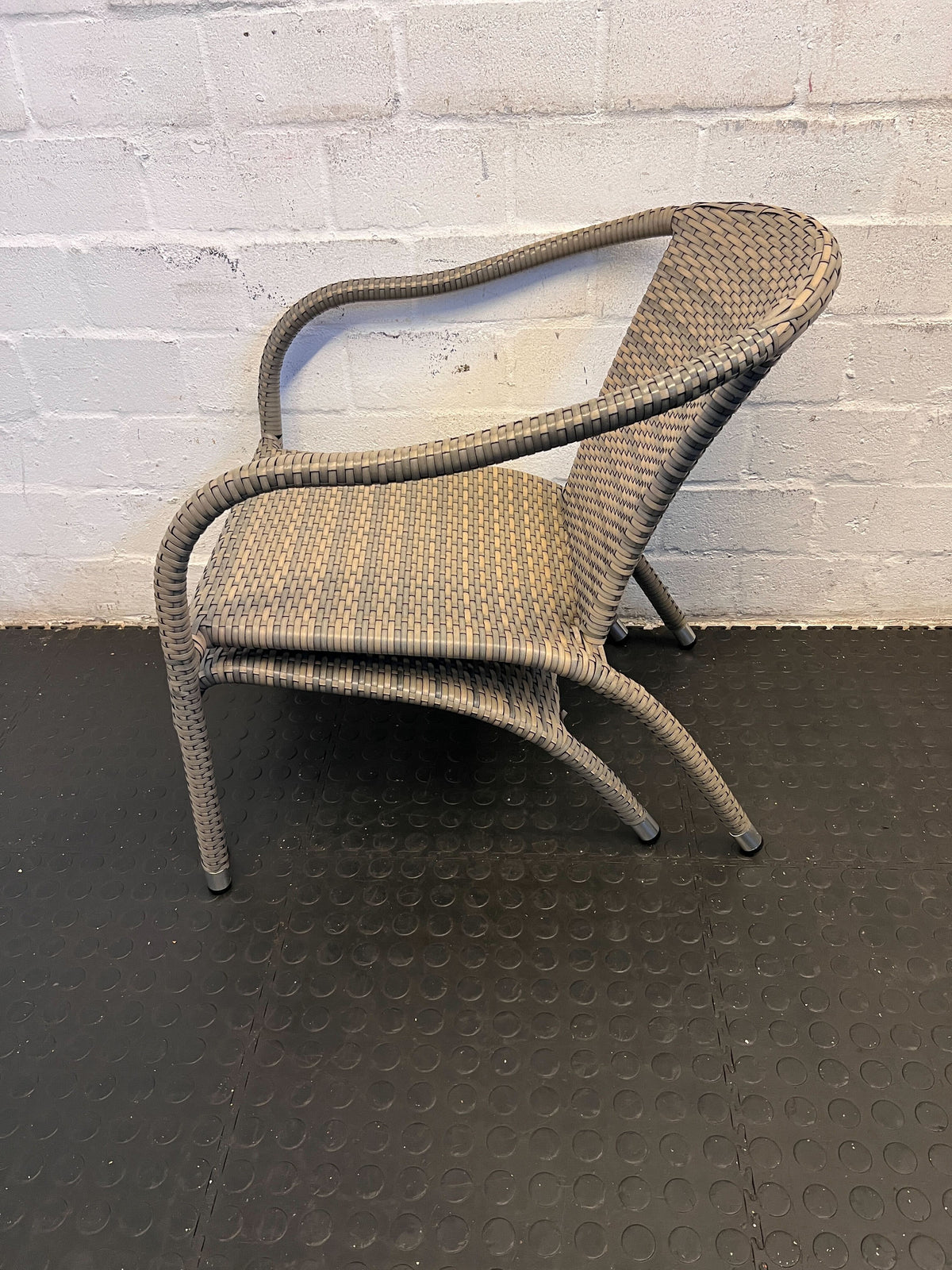 Stylish Grey Wicker Patio Chair with Ottoman – Comfortable & Modern