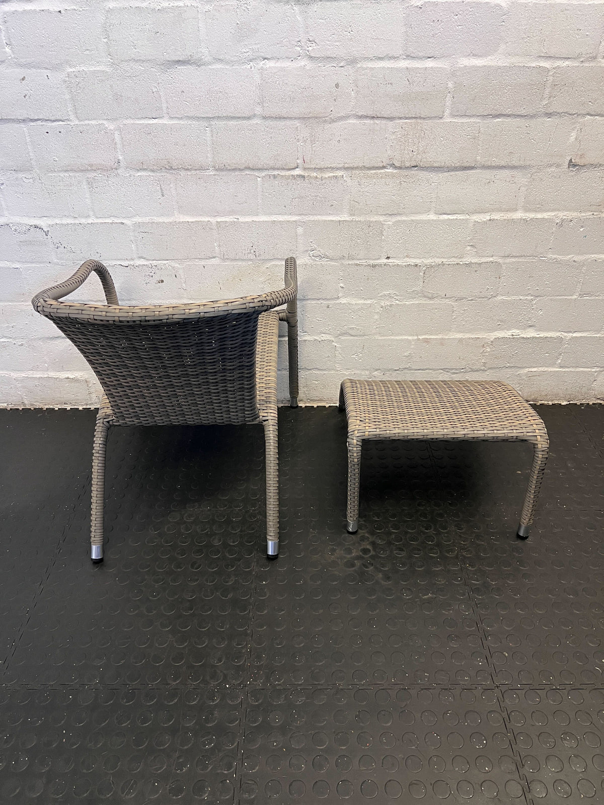 Stylish Grey Wicker Patio Chair with Ottoman – Comfortable & Modern