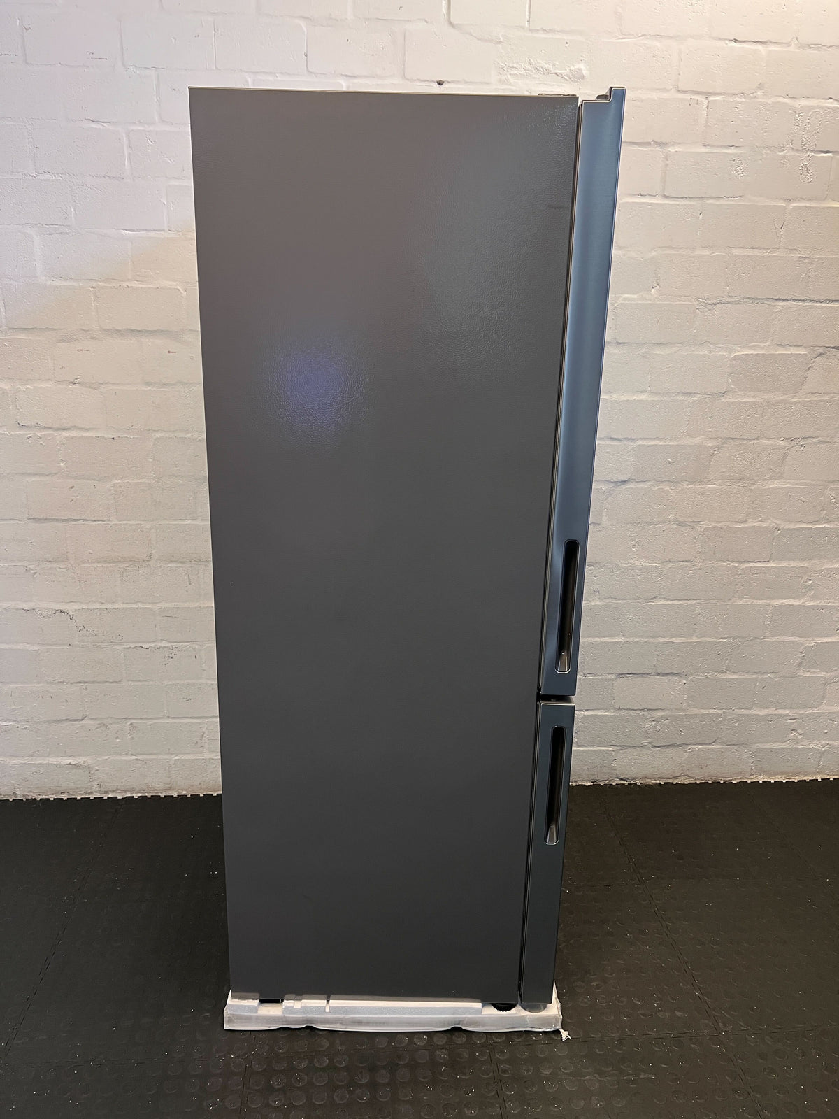 Stylish Silver Hisense Fridge with Water Dispenser – Minor Scratches