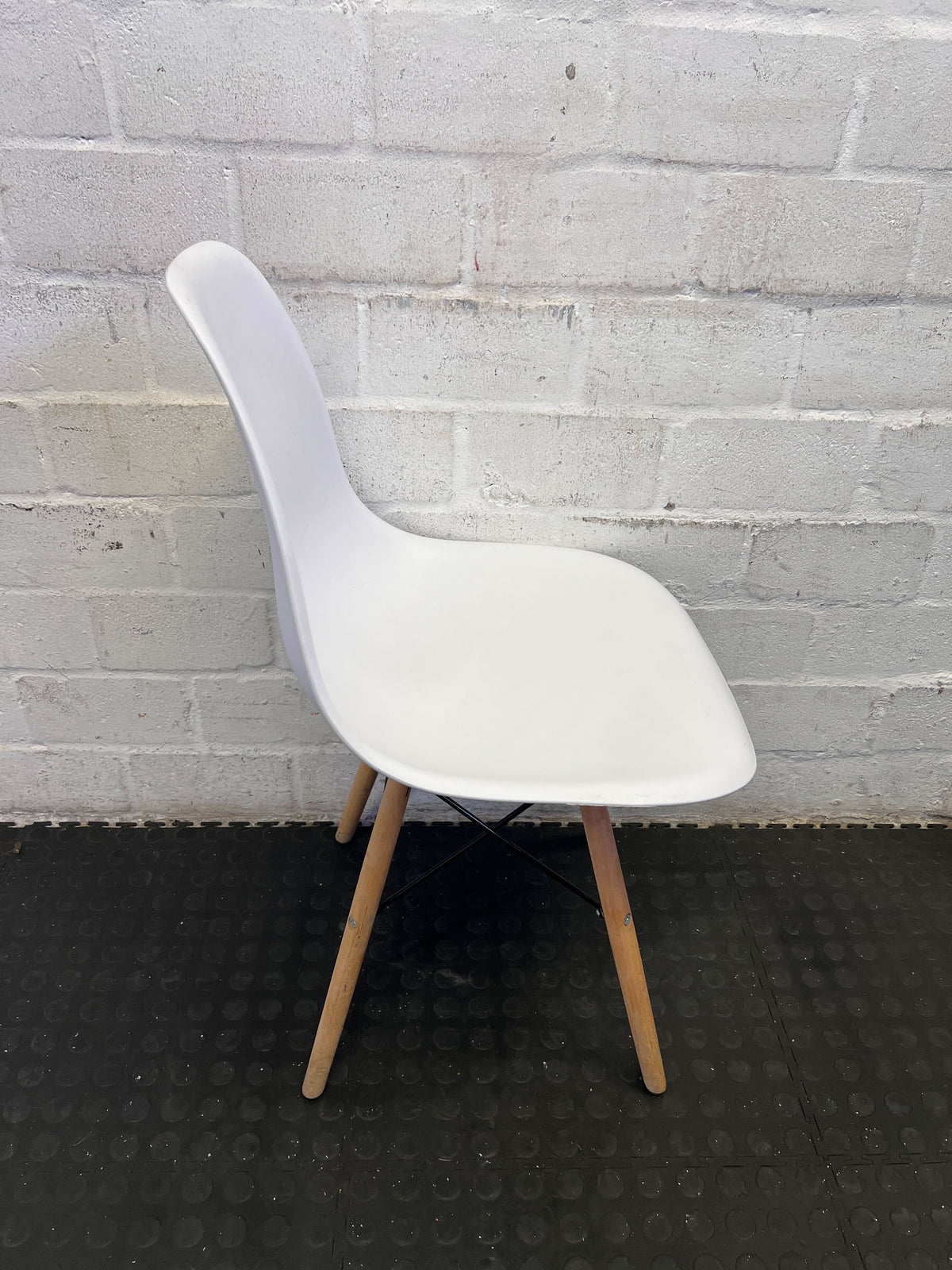 Stylish White Mid-Century Dining Chair
