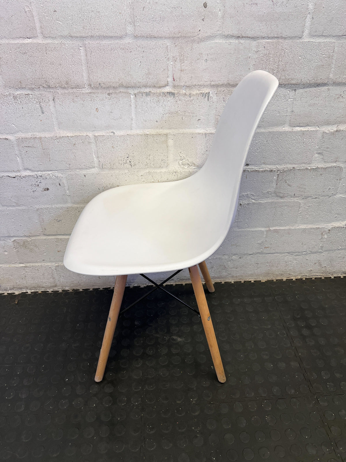 Stylish White Mid-Century Dining Chair
