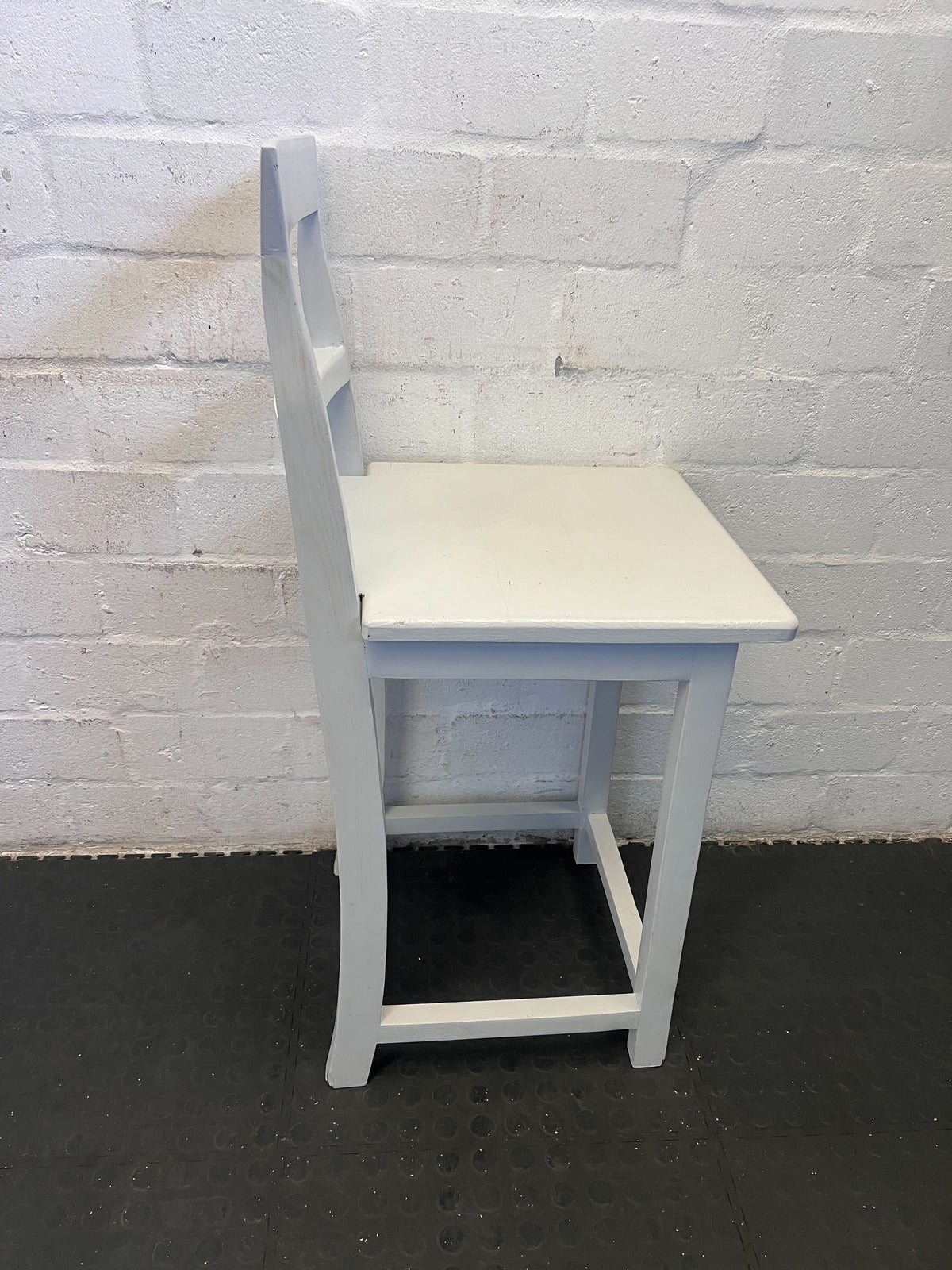 Stylish White Wooden Bar Stools with Minor Scratches – Perfect for Any Space