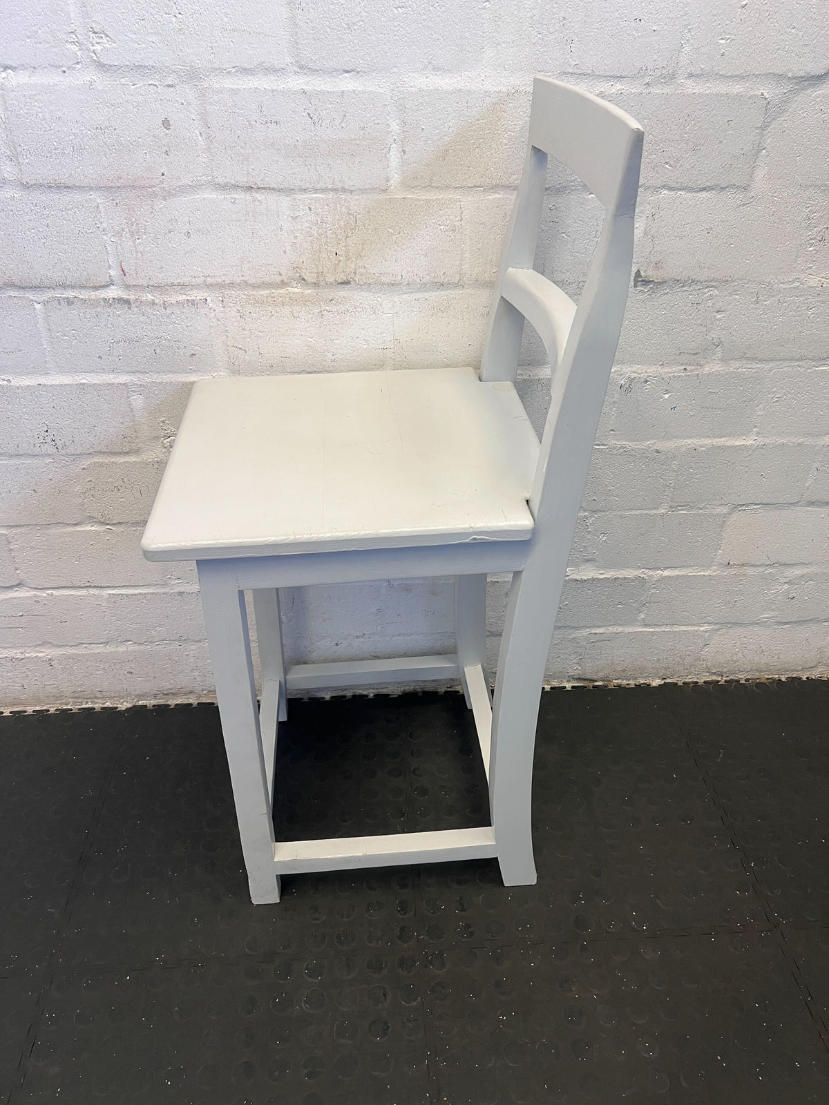 Stylish White Wooden Bar Stools with Minor Scratches – Perfect for Any Space