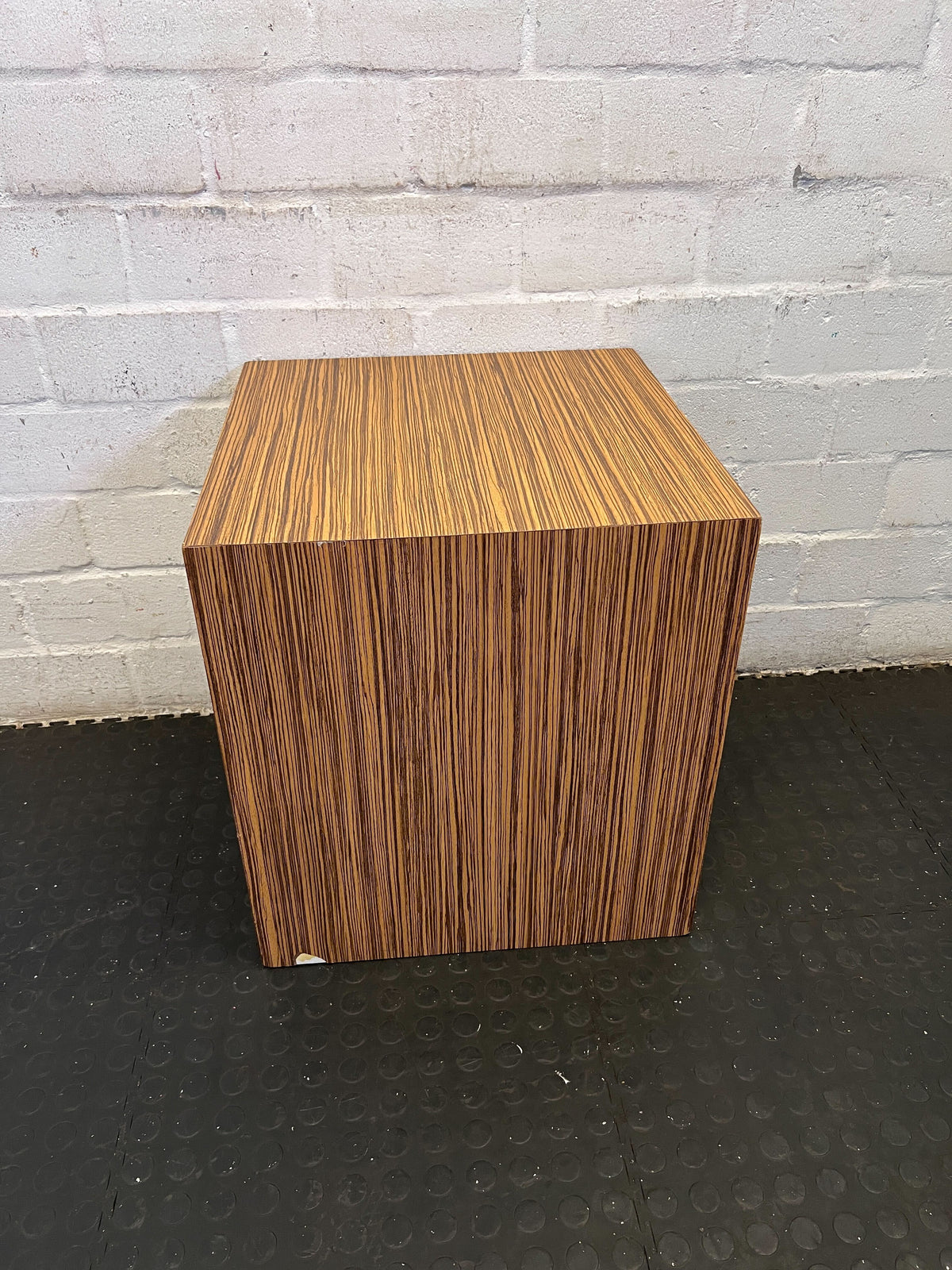 Stylish Wooden Square Side Table with Rich Grain Finish