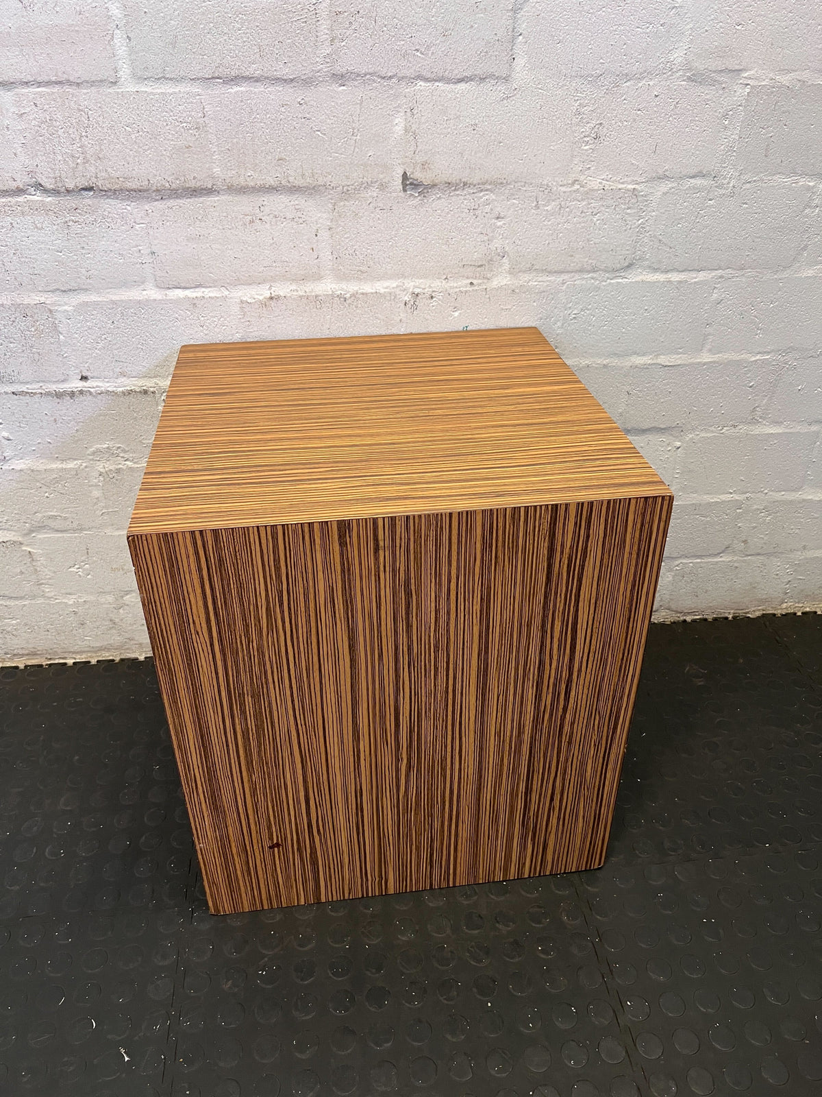 Stylish Wooden Square Side Table with Rich Grain Finish