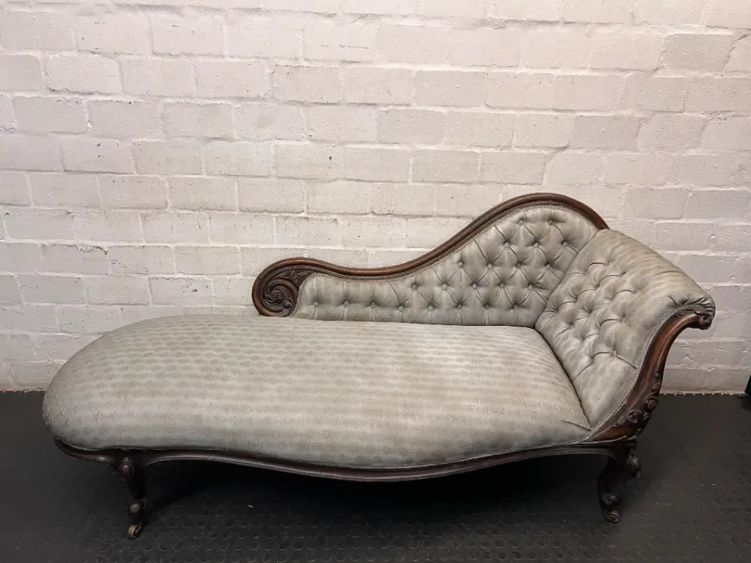 Victorian Style Button-Tufted Chaise Longue — Used Condition