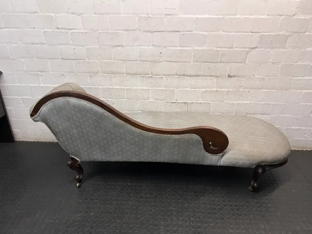 Victorian Style Button-Tufted Chaise Longue — Used Condition