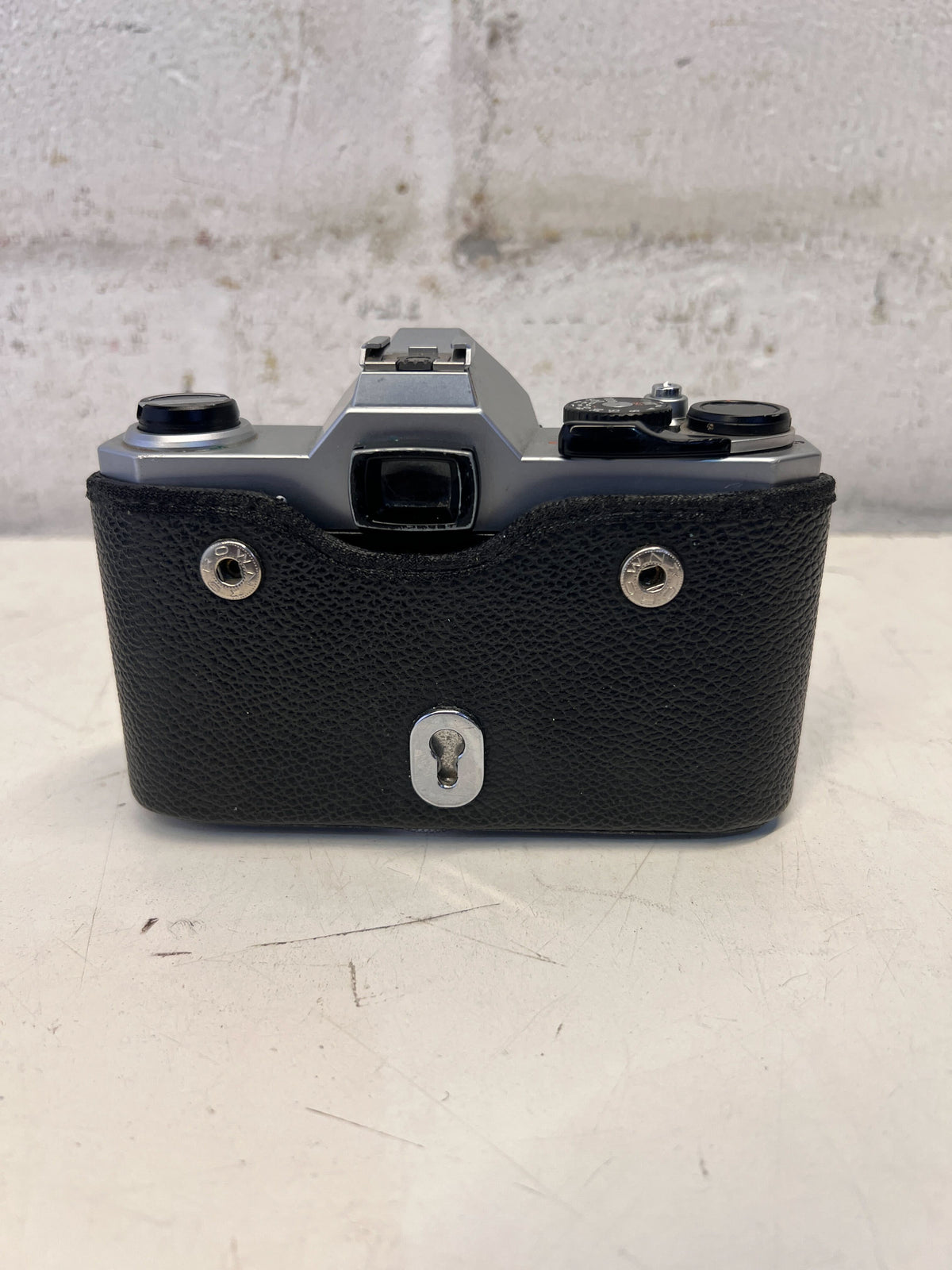 Vintage Pentax K1000 SLR Camera – Retro Design, Minor Wear