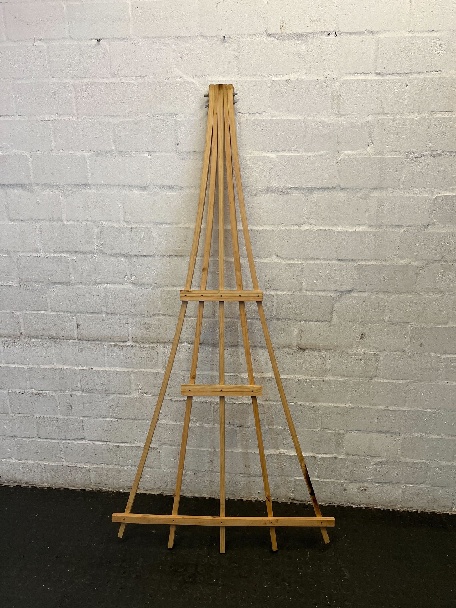 Wooden trellis – Natural Finish with Minor Wear