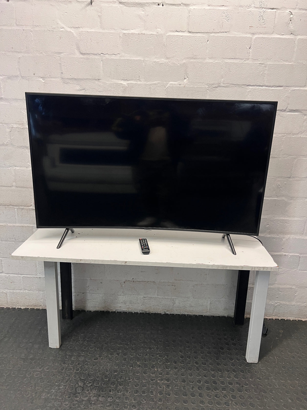 Samsung 55-Inch Curved LED TV — Good Working Order – side view