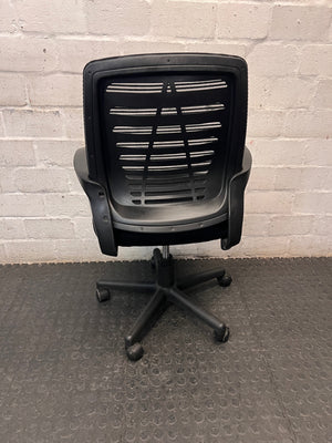 Black Mesh Mid-Back Swivel Office Chair — Broken Wheels – condition detail